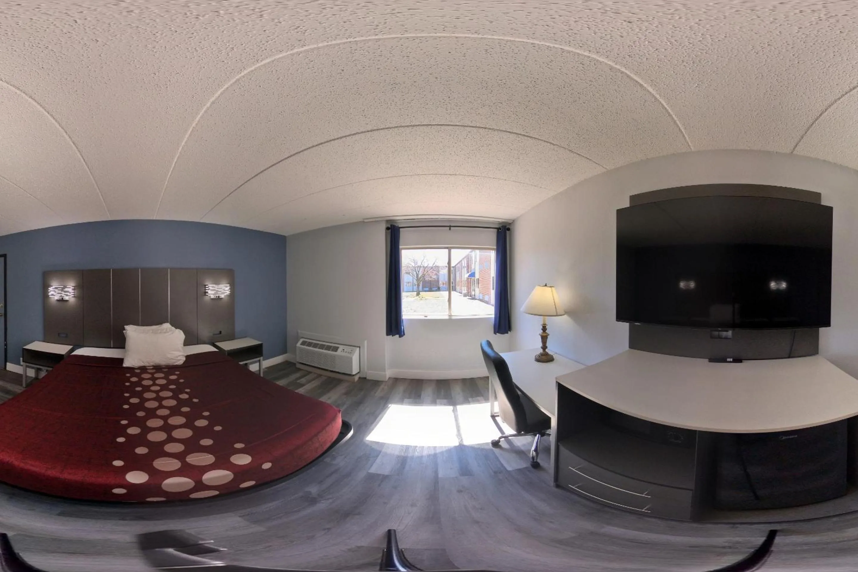 TV and multimedia in Coratel Inn and Suites By Jasper Lacrosse