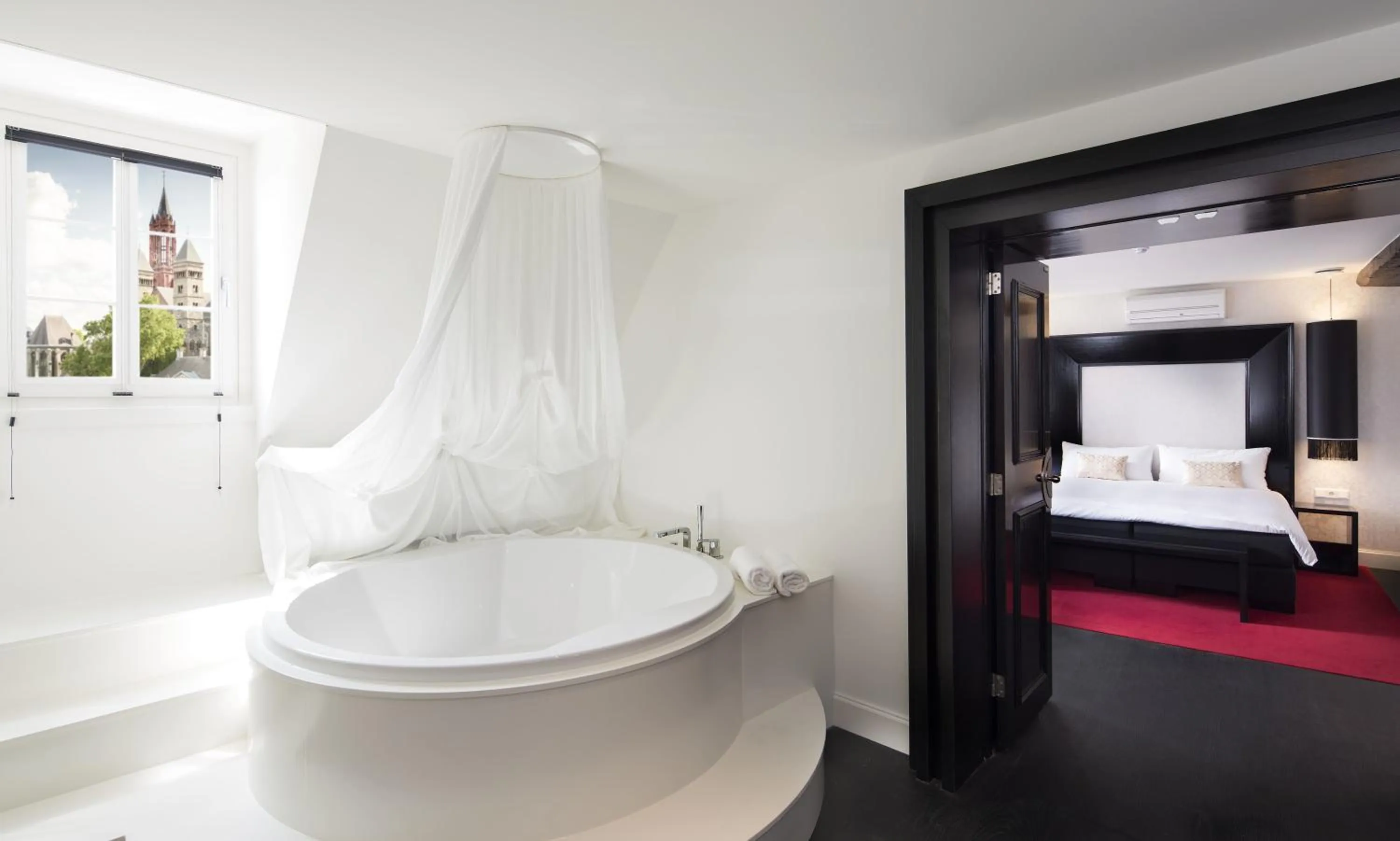 Bathroom, Bed in Le Theatre