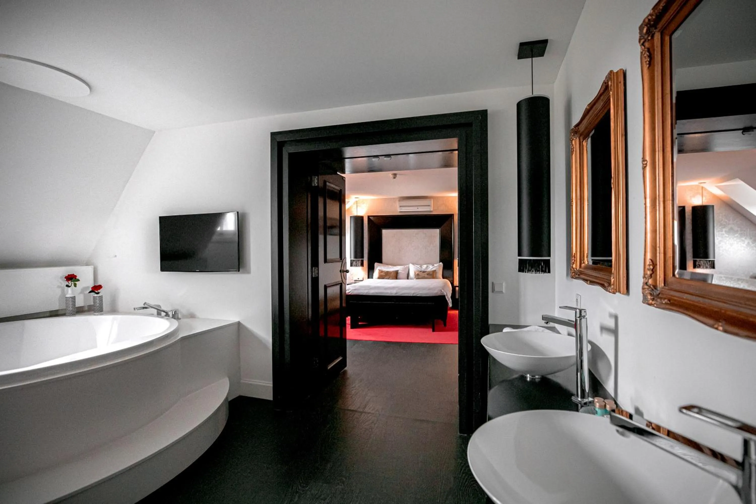 Bathroom, Bed in Le Theatre