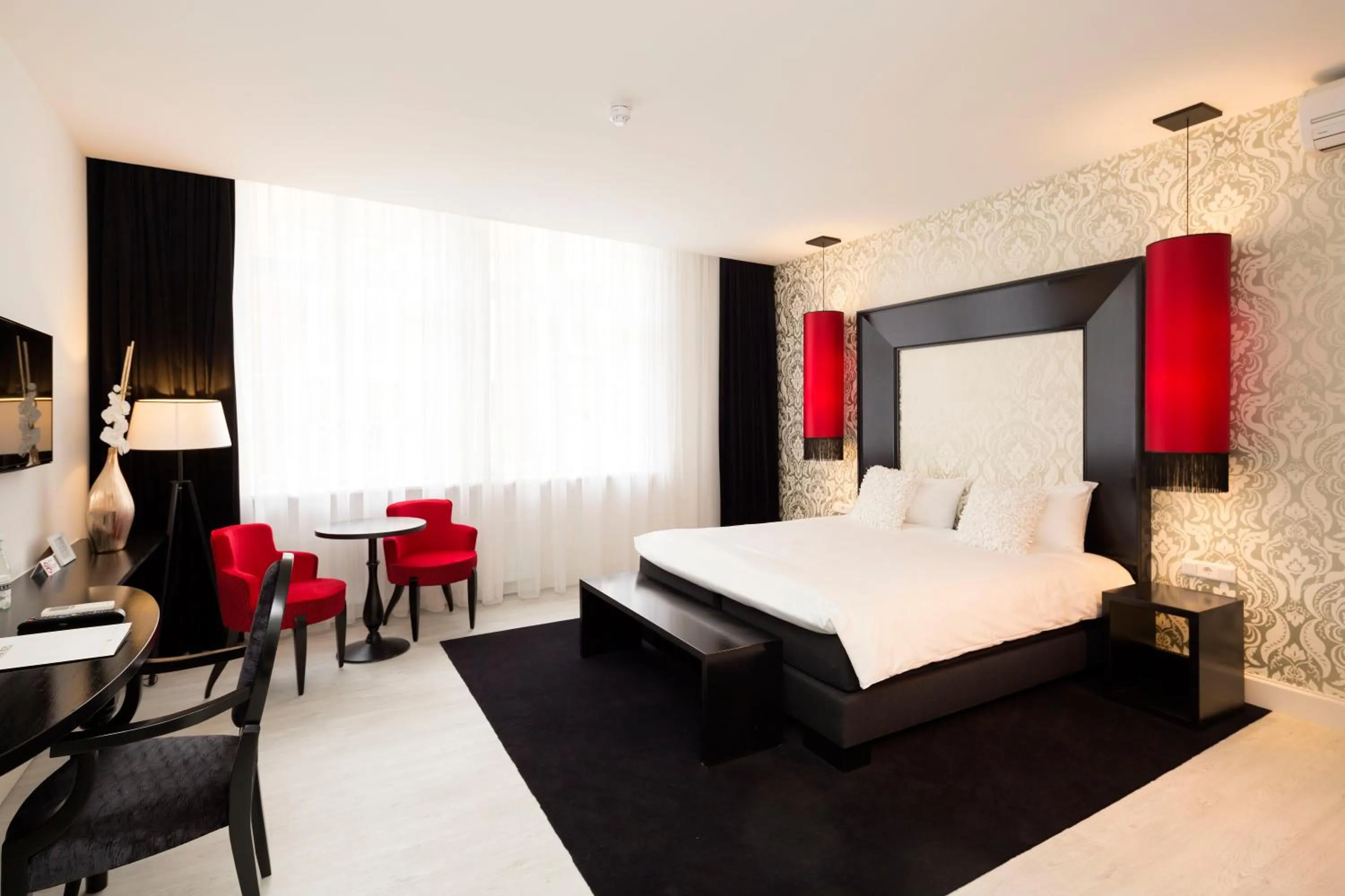 Photo of the whole room, Bed in Le Theatre