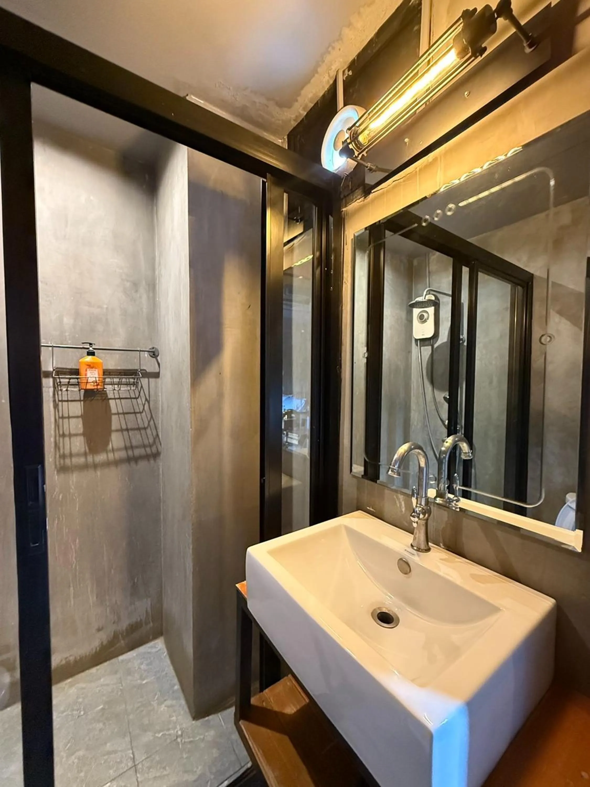 Bathroom in Sukhum Rajamangala-Phatthanakan Rooms