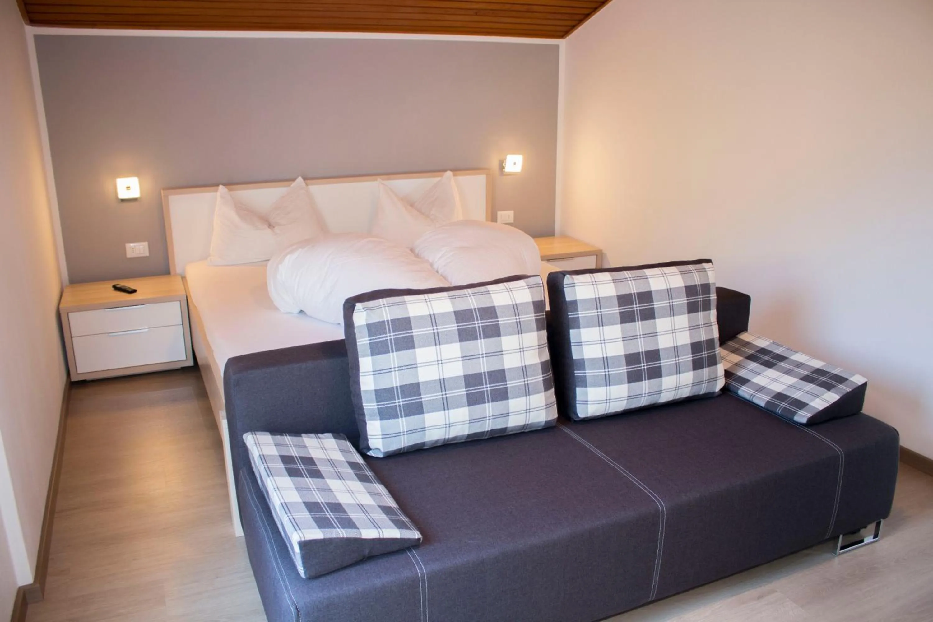 Shower, Bed in Schenna Garni Eden Bed & Breakfast