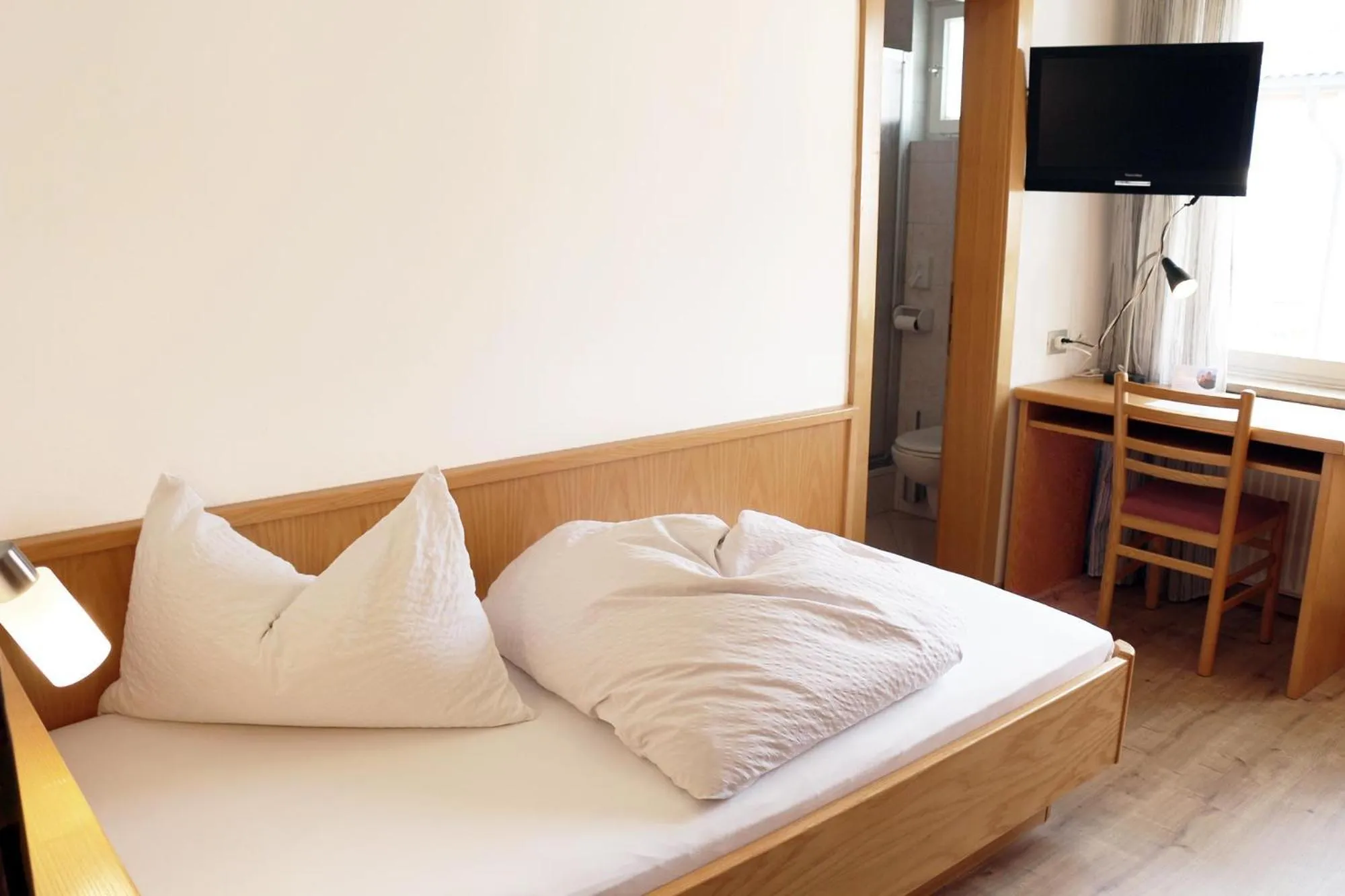 Shower, Bed in Schenna Garni Eden Bed & Breakfast