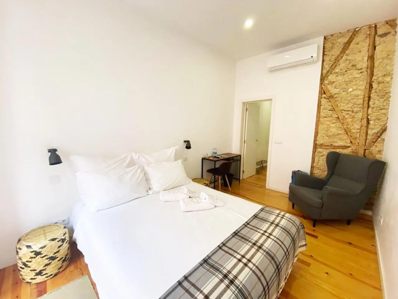 Bedroom, Bed in The Postcard Lisbon