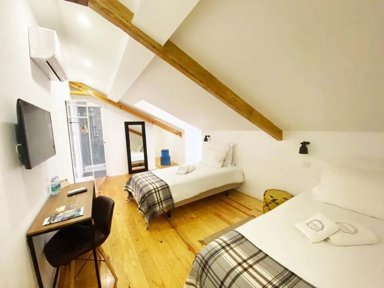 Bedroom, Bed in The Postcard Lisbon