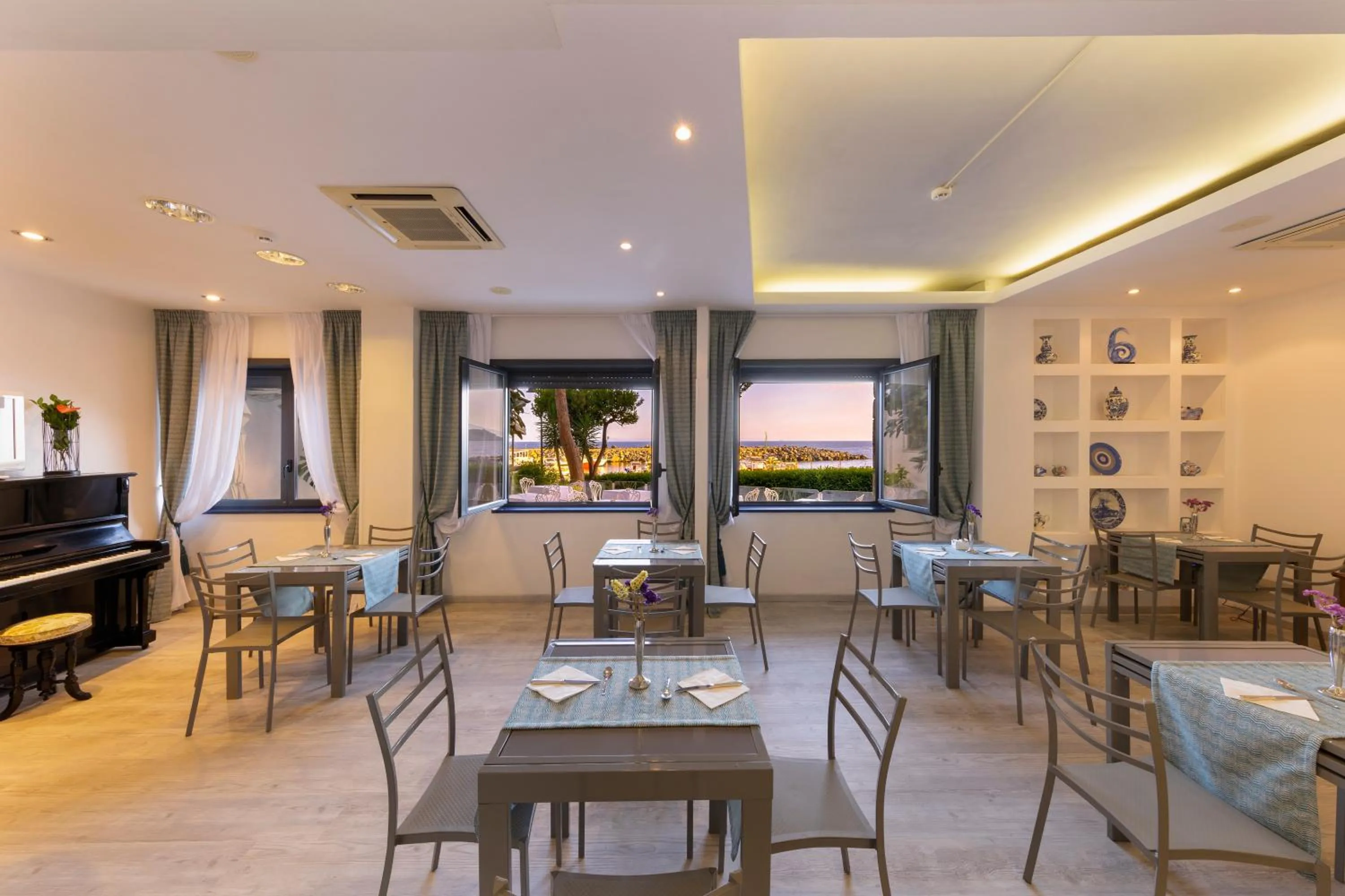 Restaurant/places to eat in Sea Breeze Residence