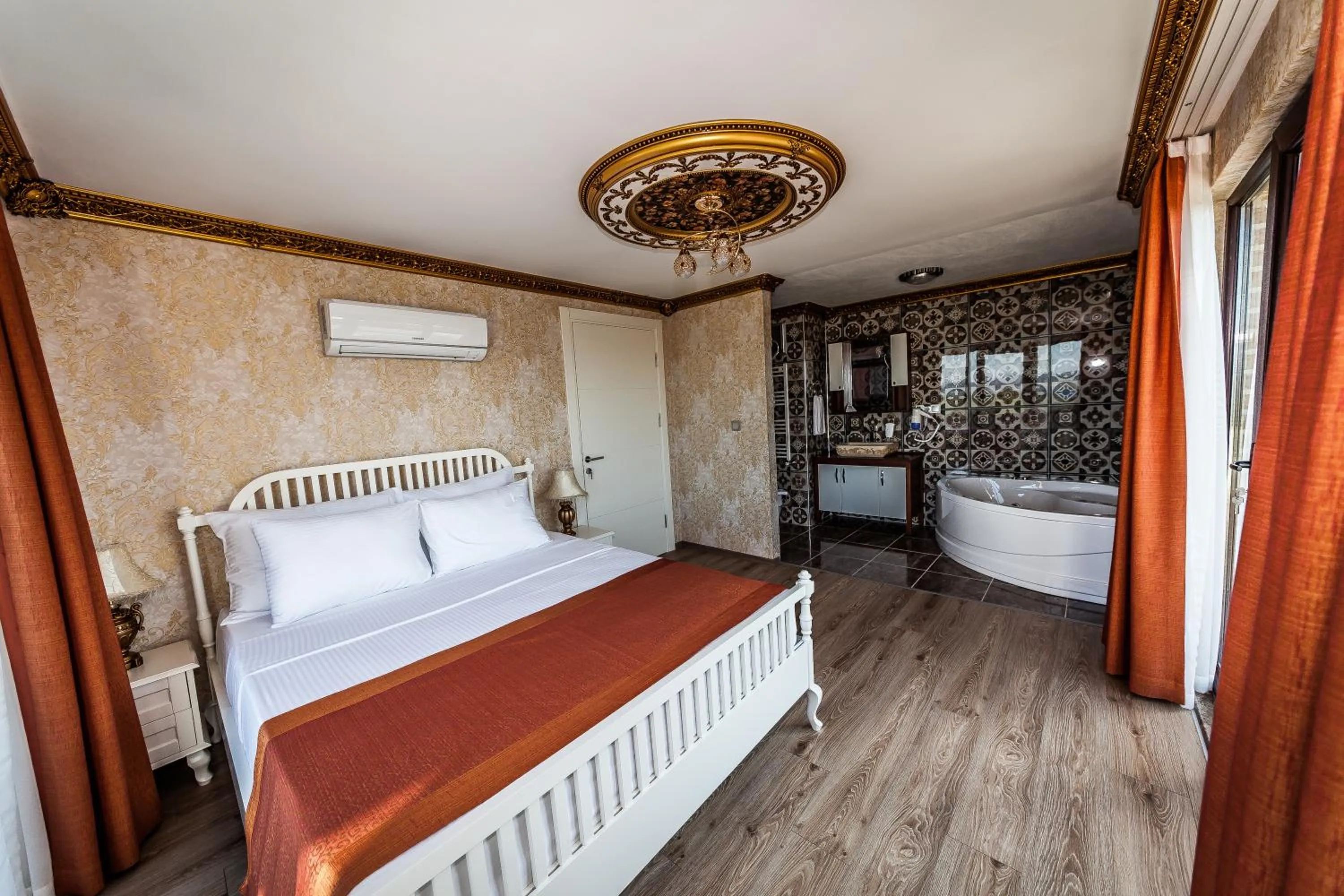 Bathroom, Bed in My Green Boutique Hotel