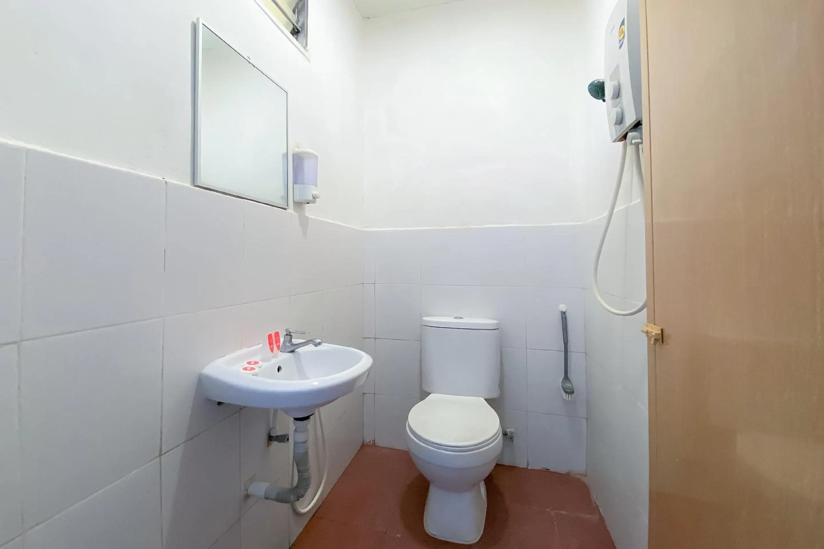 Bathroom in Capital O 90168 Serambi Pelangi Chalet