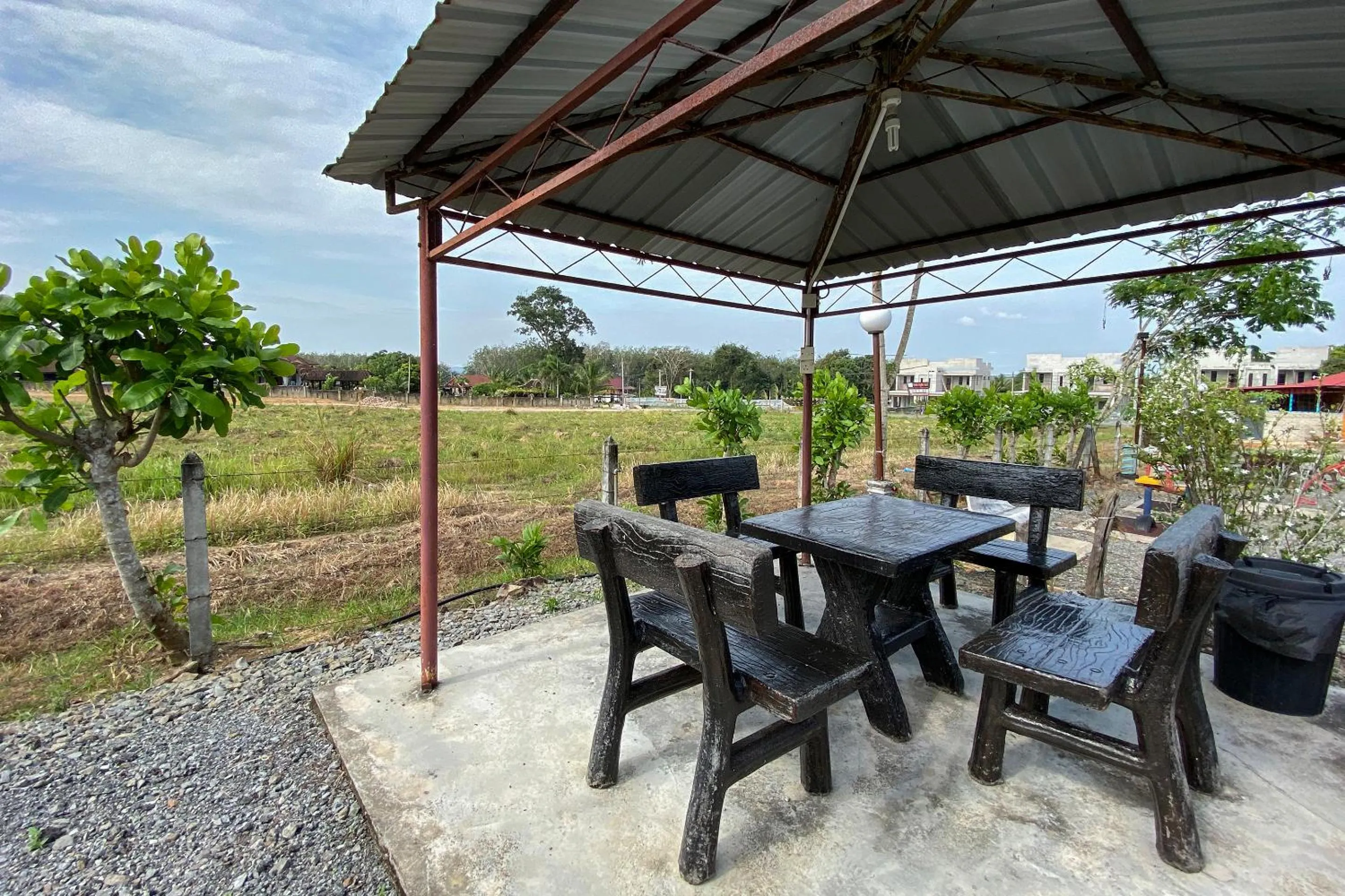 Dining area in Capital O 90168 Serambi Pelangi Chalet