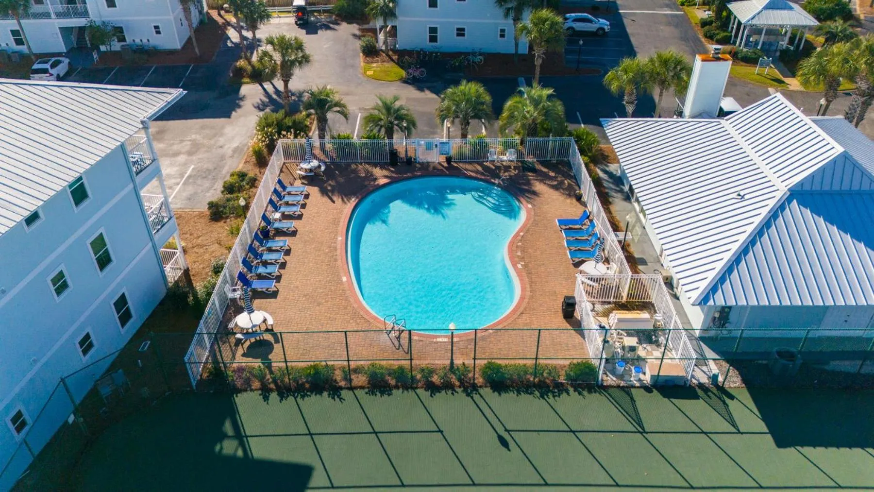 Swimming pool in Beachside Villas 811
