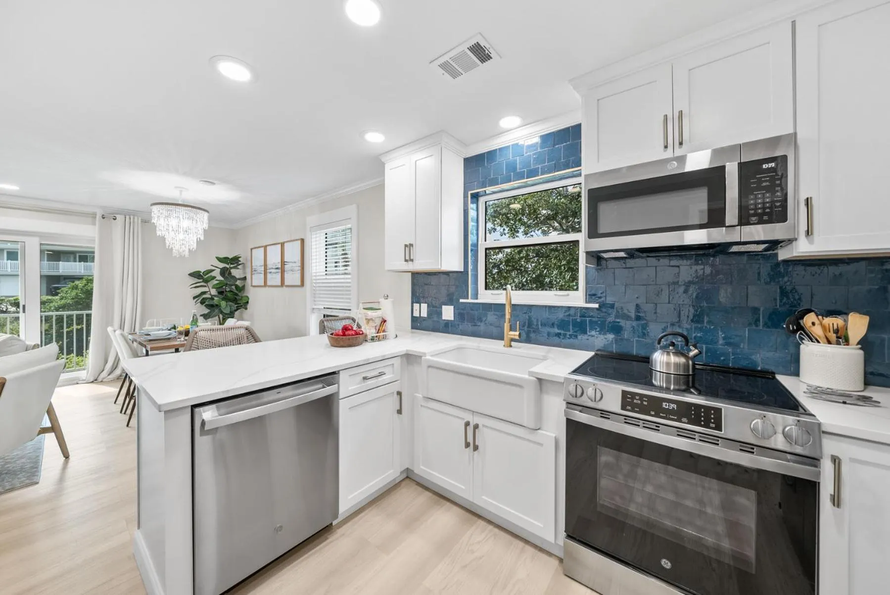 Kitchen or kitchenette in Beachside Villas 811