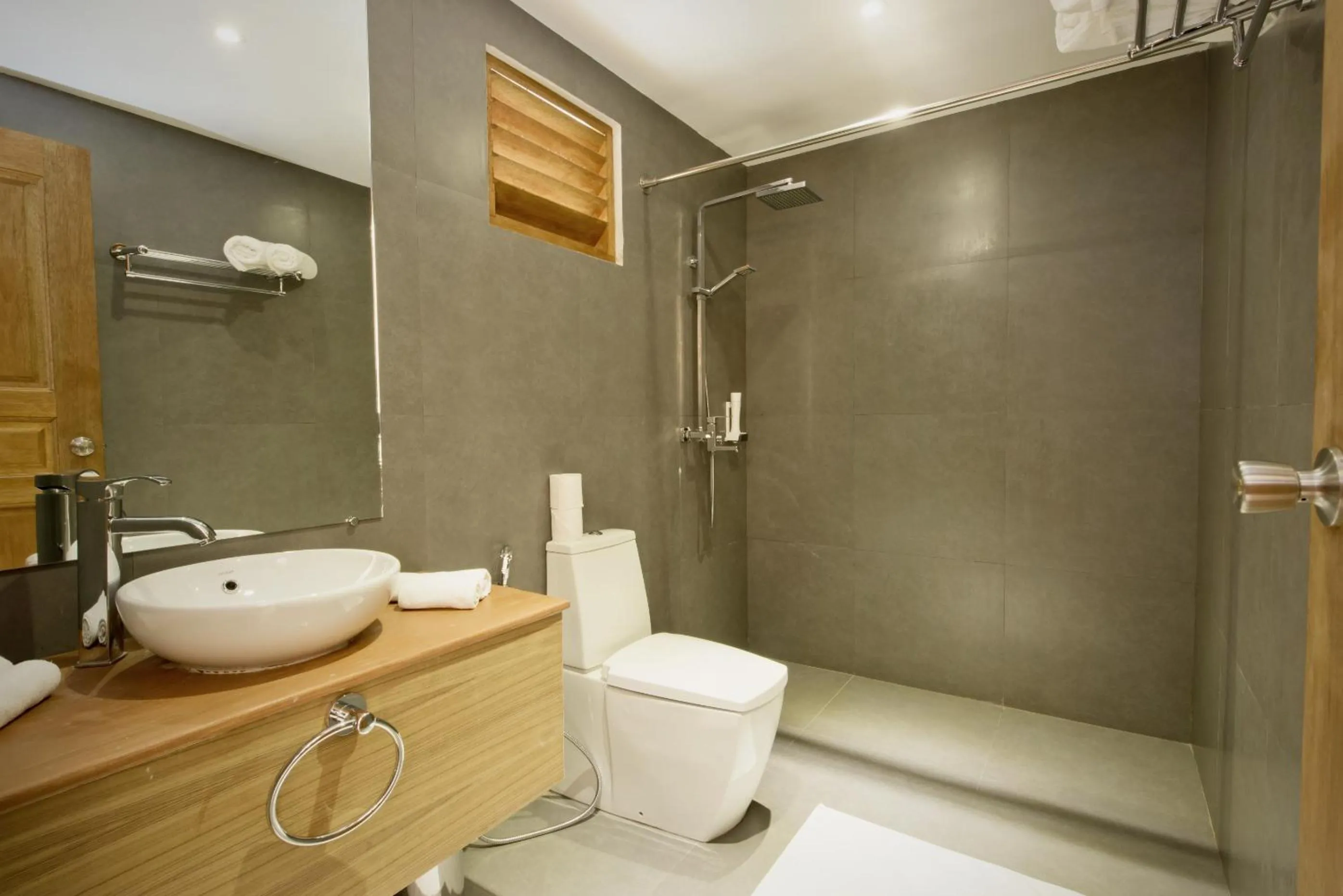 Shower in Eriyadu Island Resort