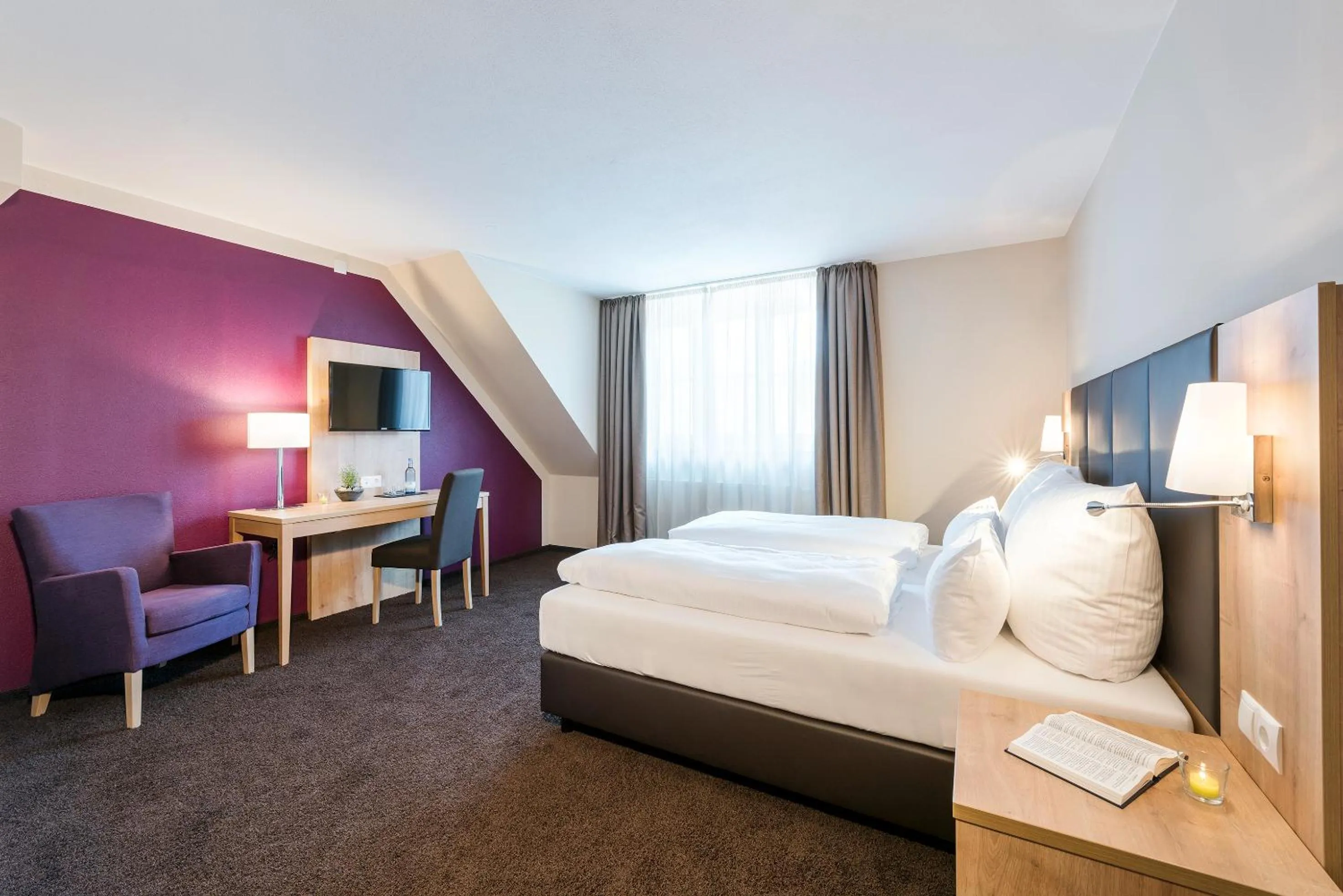 Photo of the whole room, Bed in Die Post Hotel