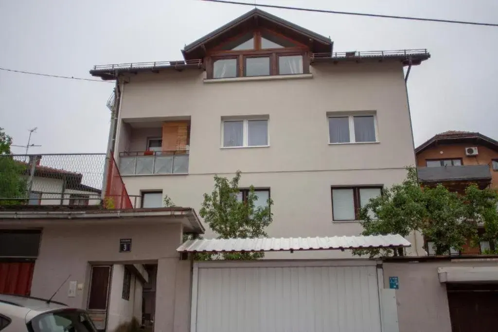 Deluxe Apartment in Guest House Fena Deluxe Apartment in Guest House Fena
