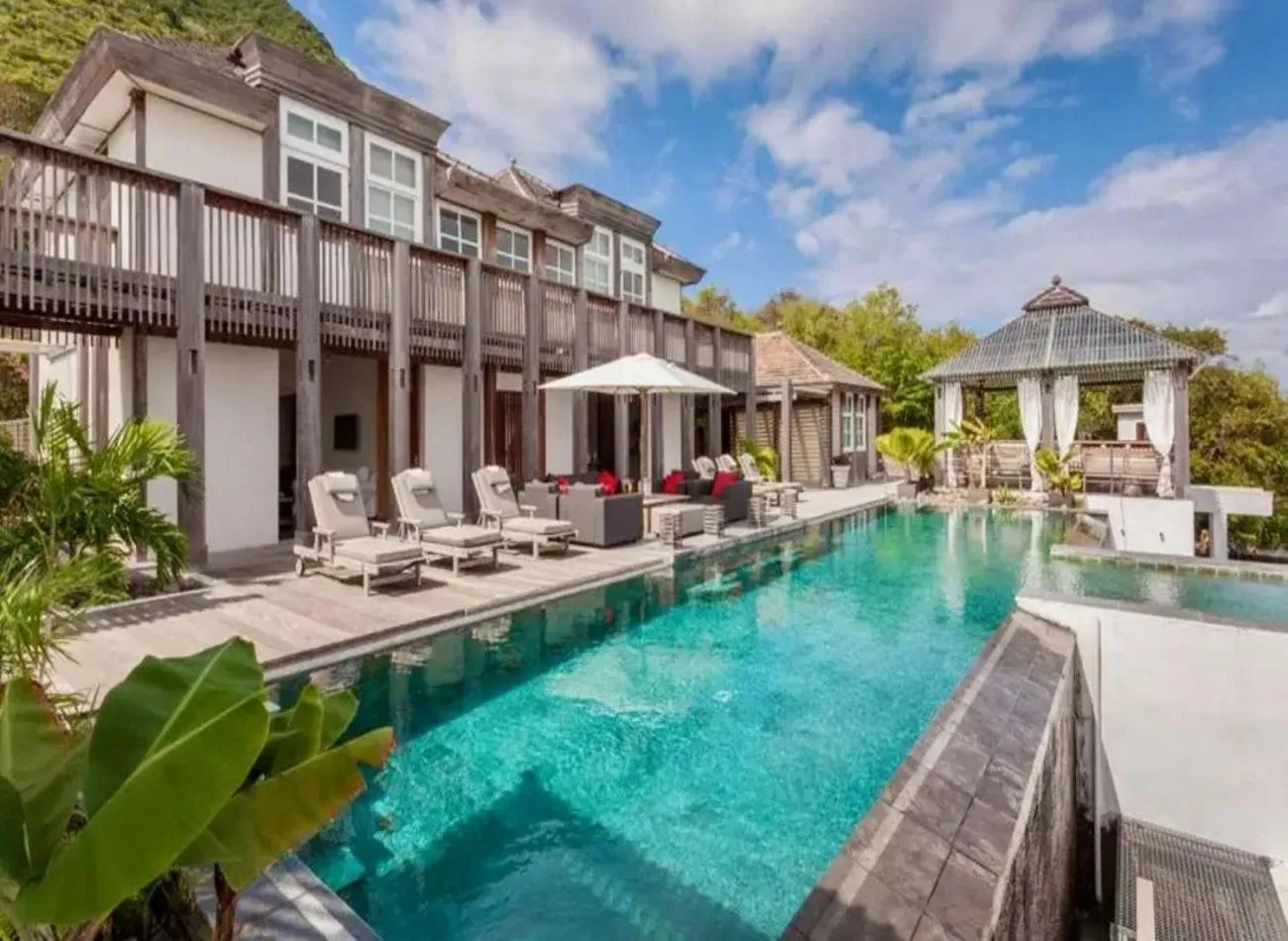 Swimming pool in Whale Tails Island Suites & Villas