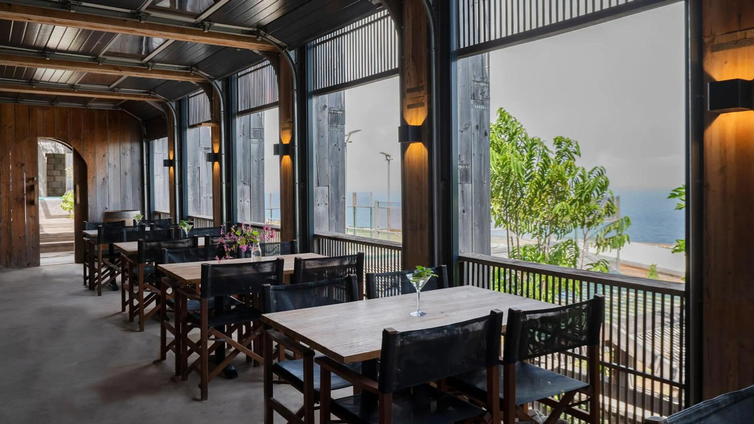Restaurant/places to eat in Whale Tails Island Suites & Villas