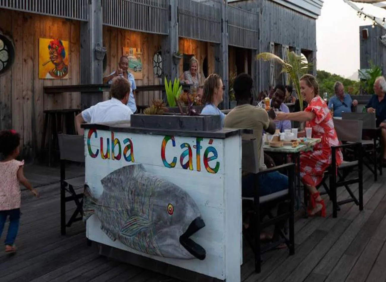 Restaurant/places to eat in Whale Tails Island Suites & Villas