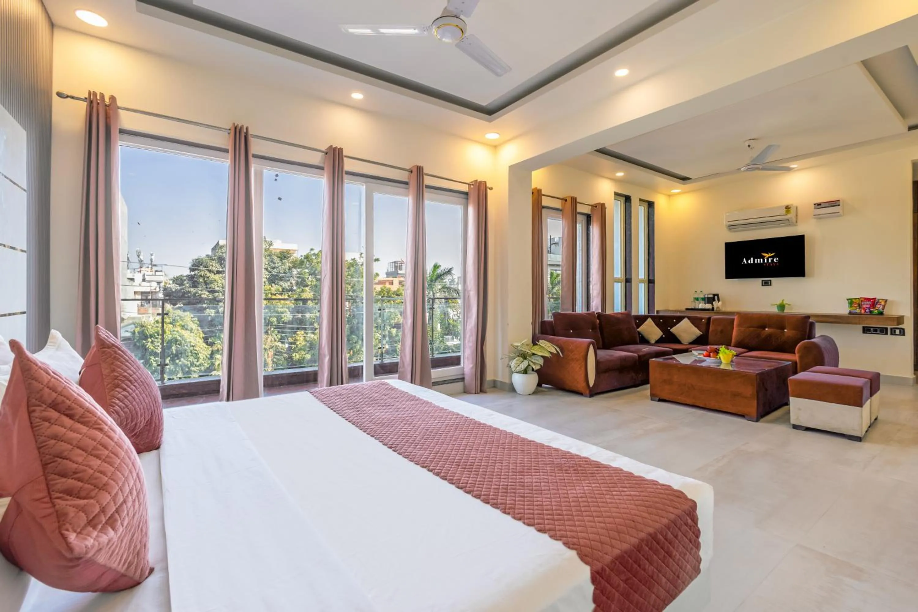 Communal lounge/ TV room, Bed in The Metro Stay by ASPL