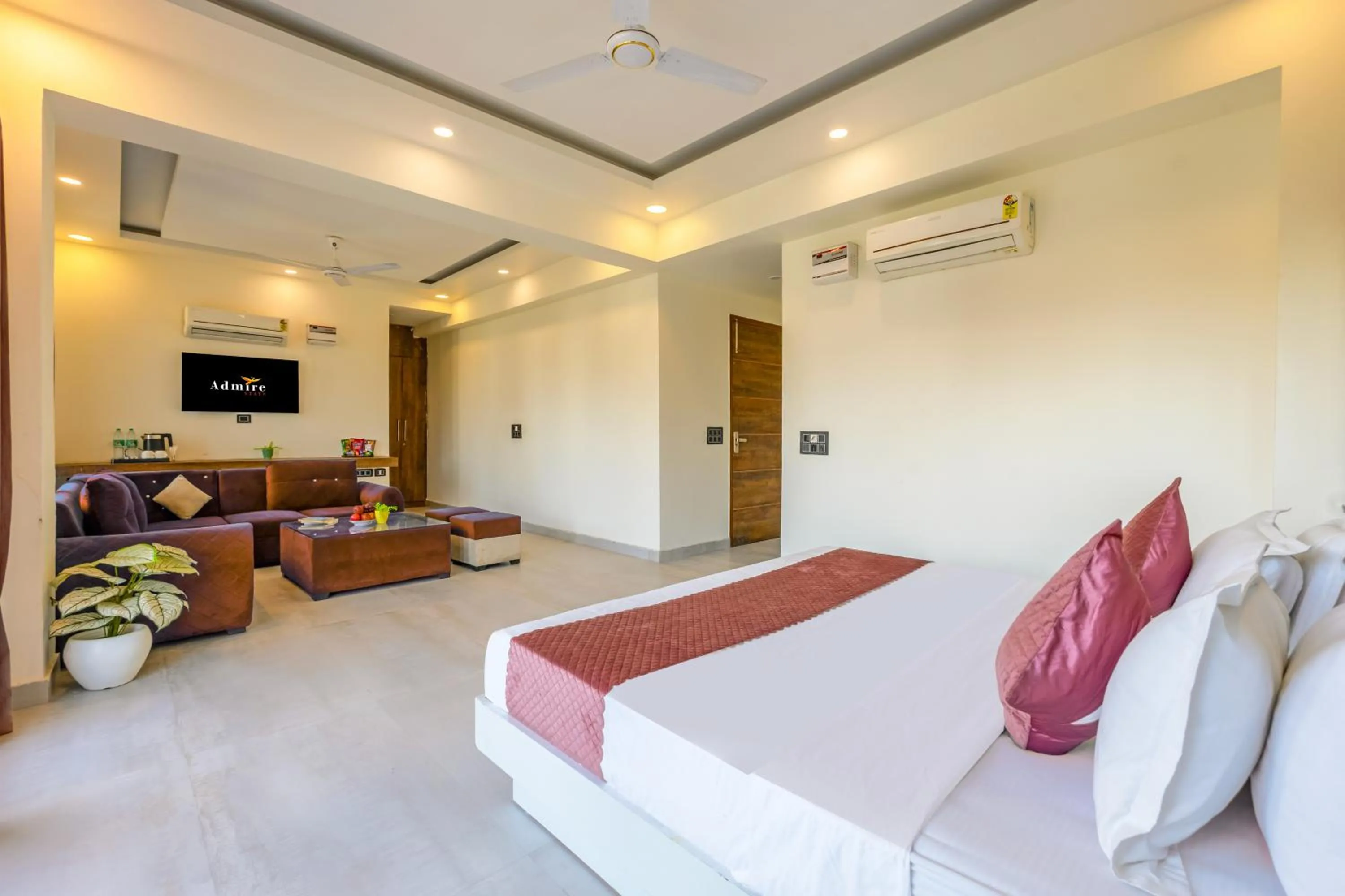 Communal lounge/ TV room, Bed in The Metro Stay by ASPL
