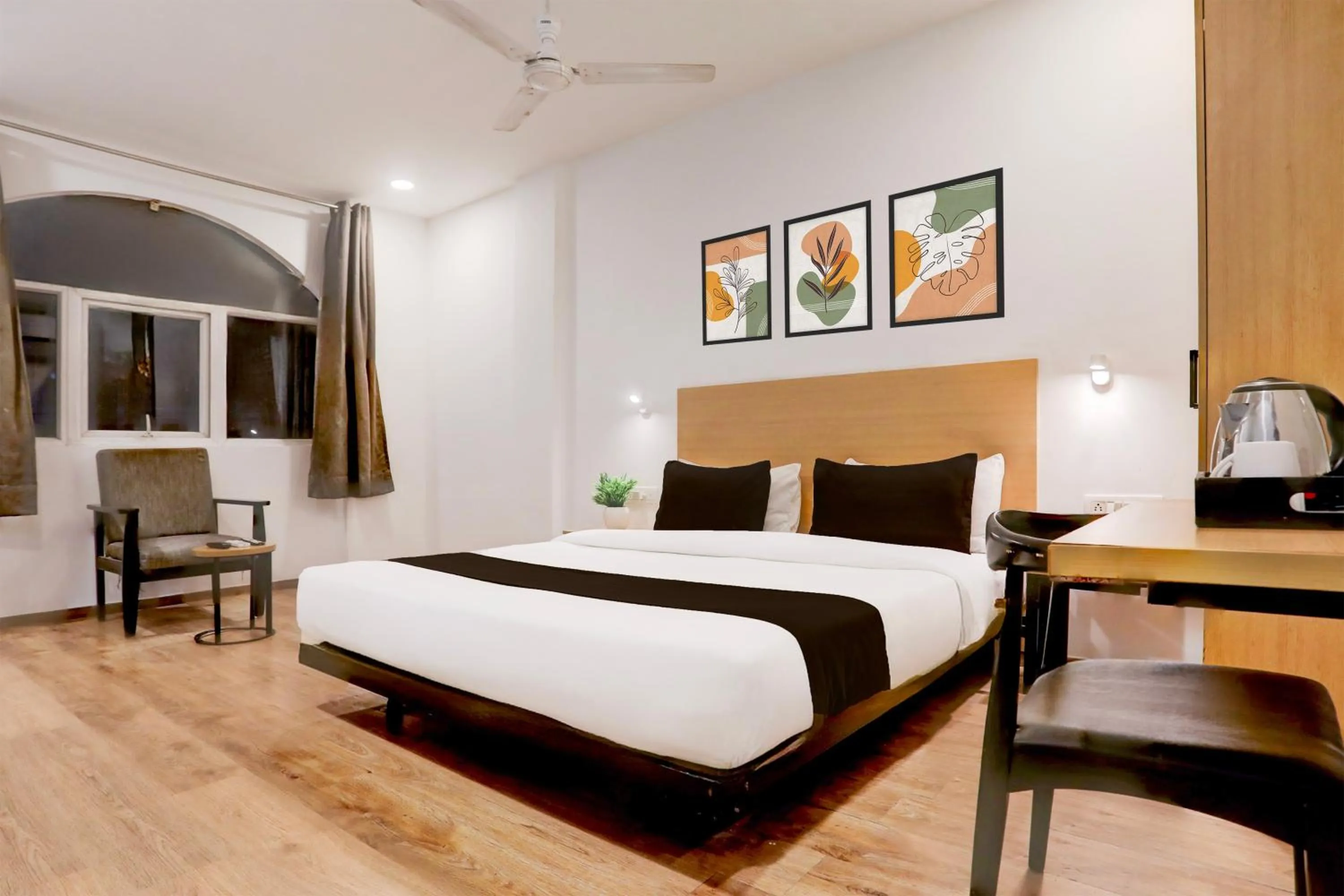 Bedroom, Bed in Super Townhouse Prayagraj Near Railway Station Formerly Santosh Palace