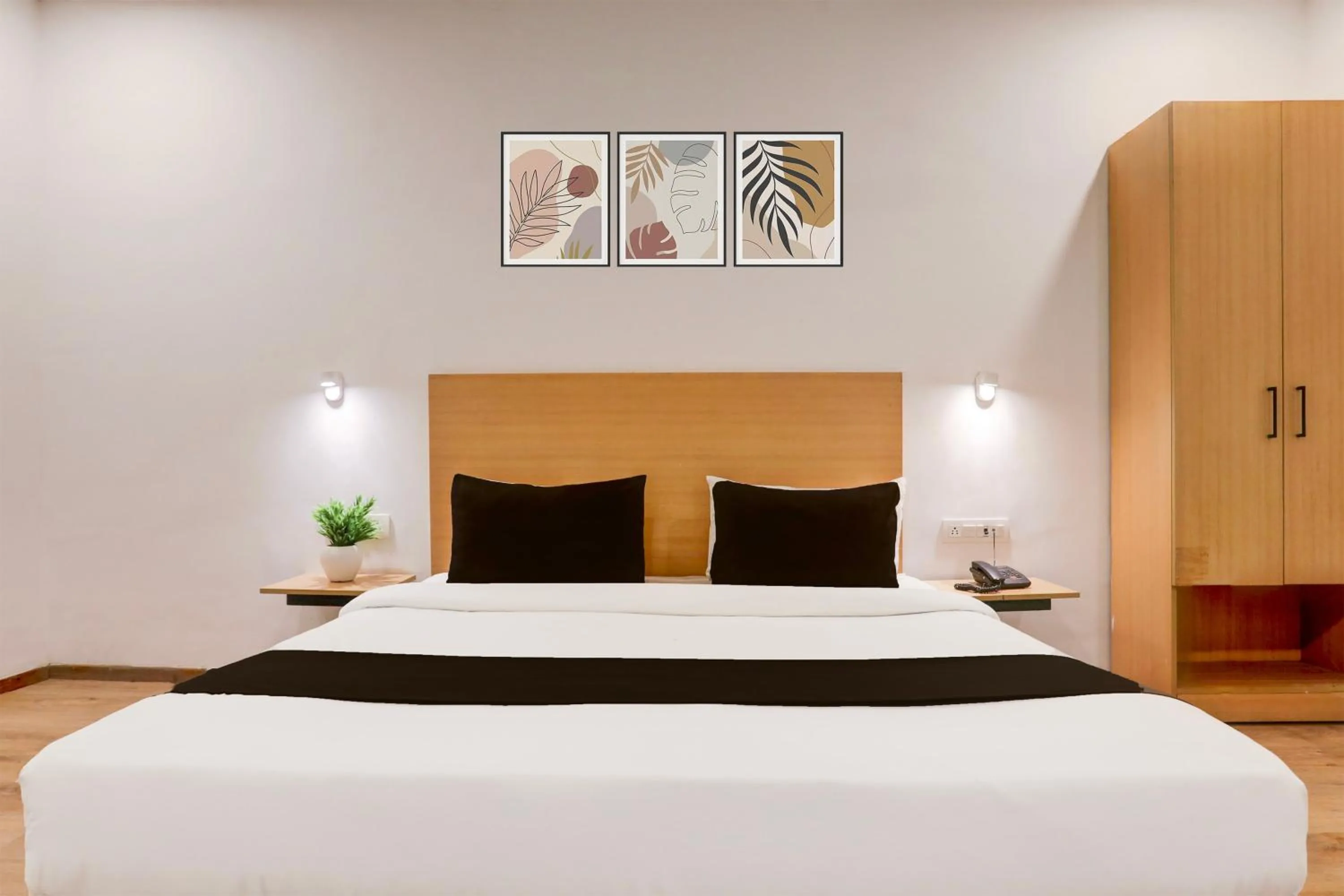 Bedroom, Bed in Super Townhouse Prayagraj Near Railway Station Formerly Santosh Palace