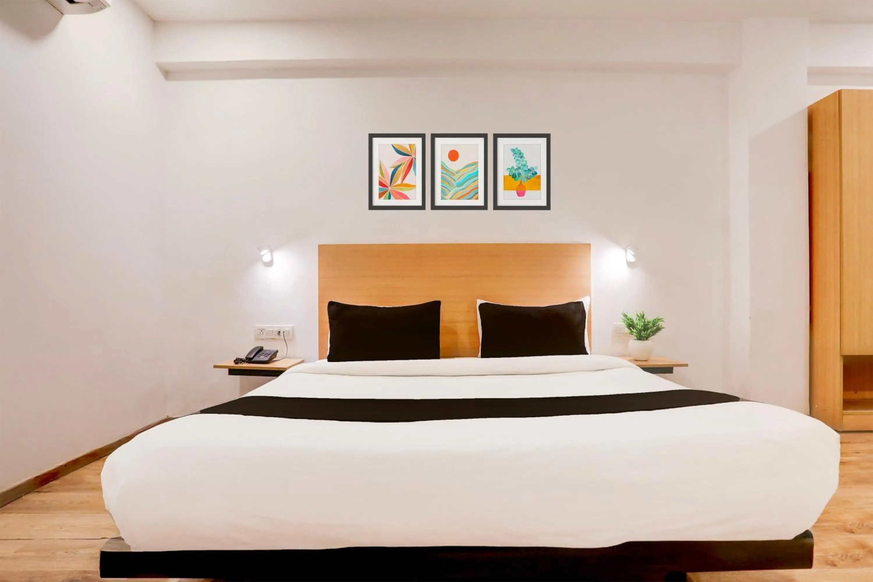 Bedroom, Bed in Super Townhouse Prayagraj Near Railway Station Formerly Santosh Palace