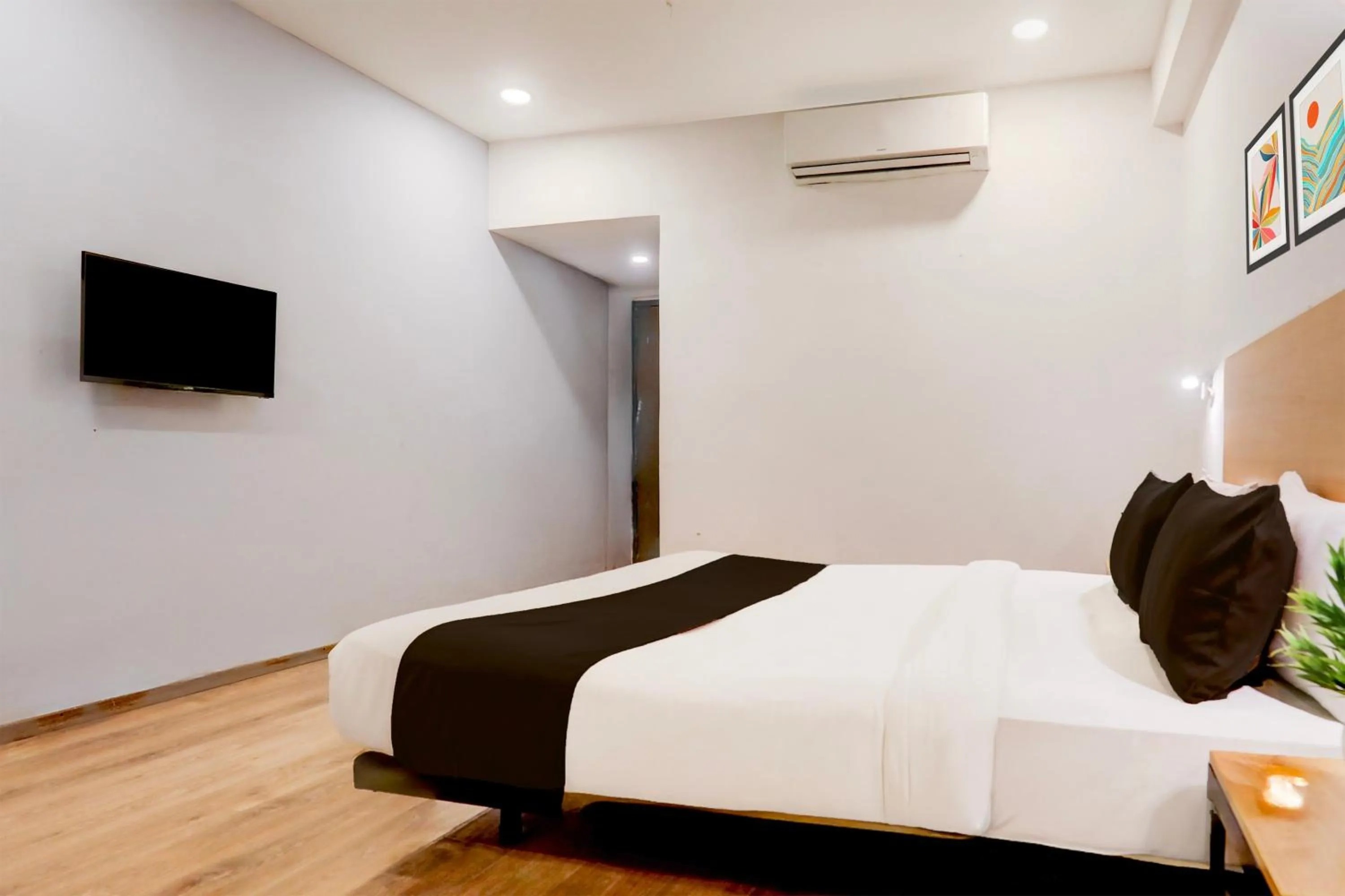 Super Townhouse Prayagraj Near Railway Station Formerly Santosh Palace