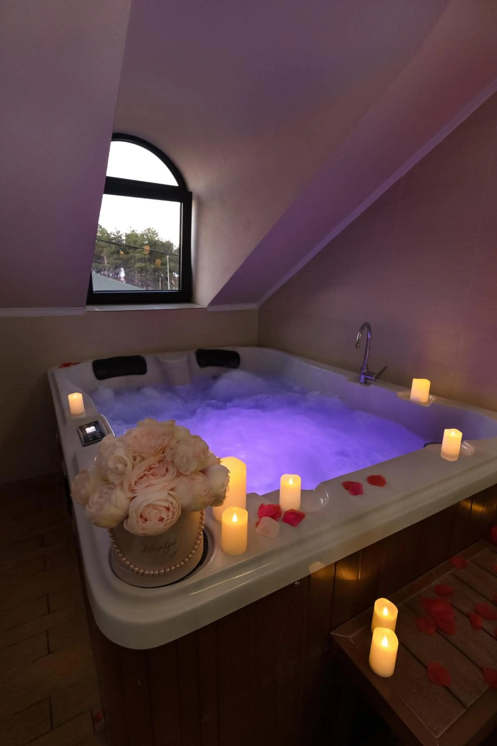 Hot Tub in Guest House Panorama Aqualux with Free Parking