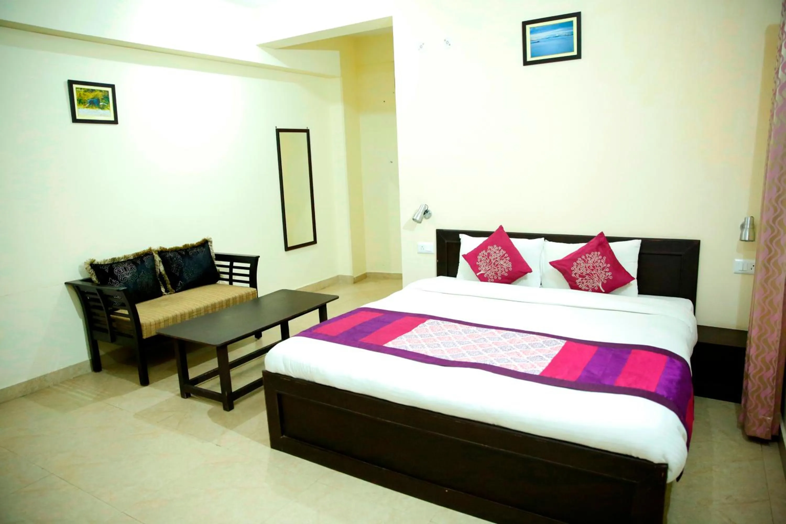 Bed in Hotel Avlokan - Near Kainchi Dham Mandir