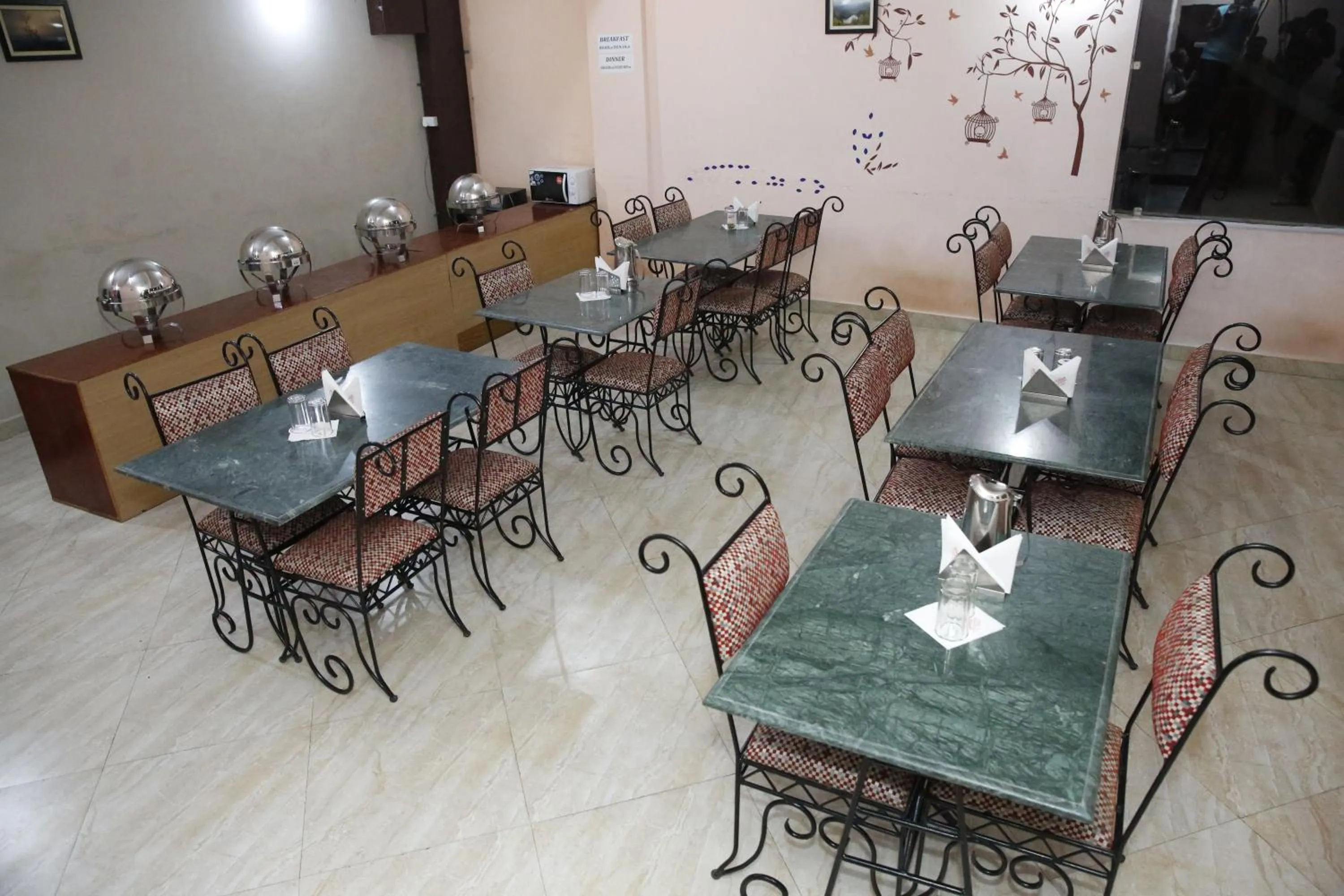 Restaurant/places to eat in Hotel Avlokan - Near Kainchi Dham Mandir