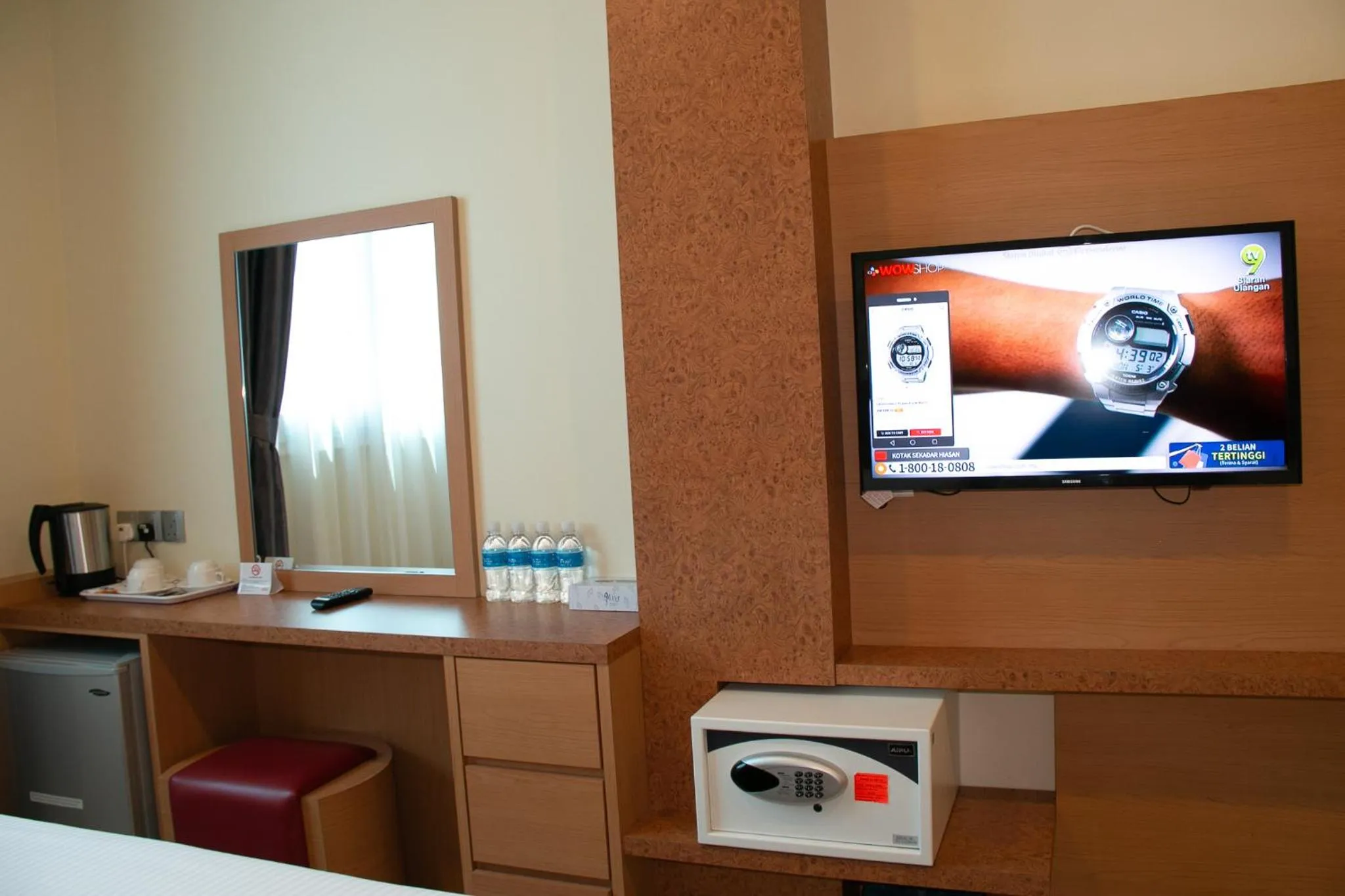 Bed, TV/Entertainment Center in Prince 33 Hotel