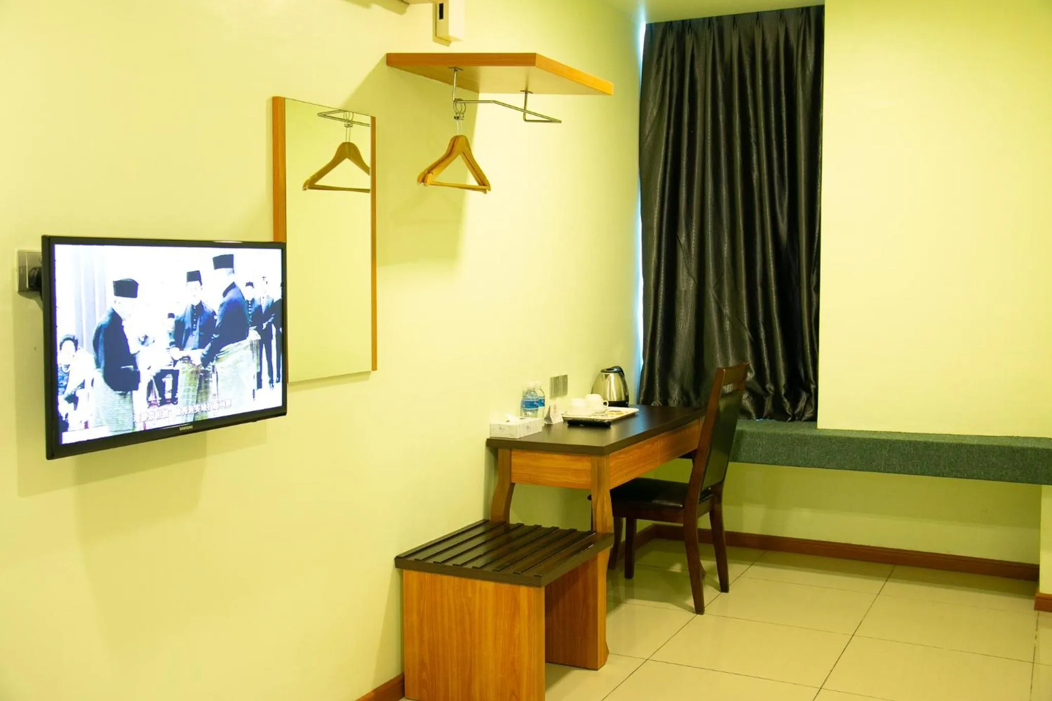 Coffee/tea facilities, TV/Entertainment Center in Prince 33 Hotel
