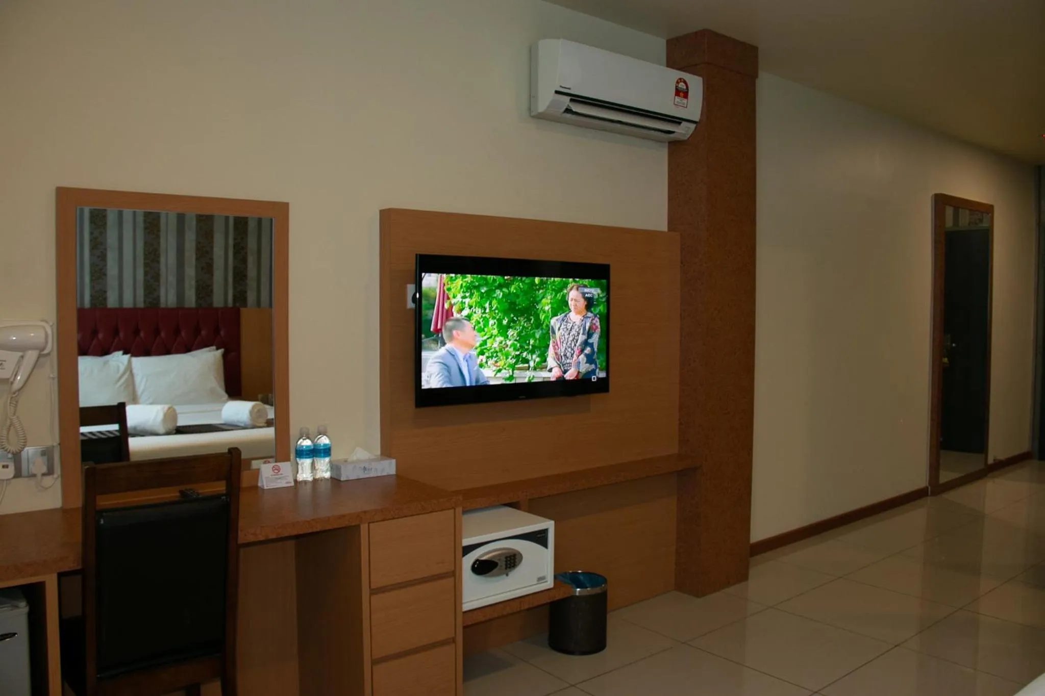 TV and multimedia, TV/Entertainment Center in Prince 33 Hotel