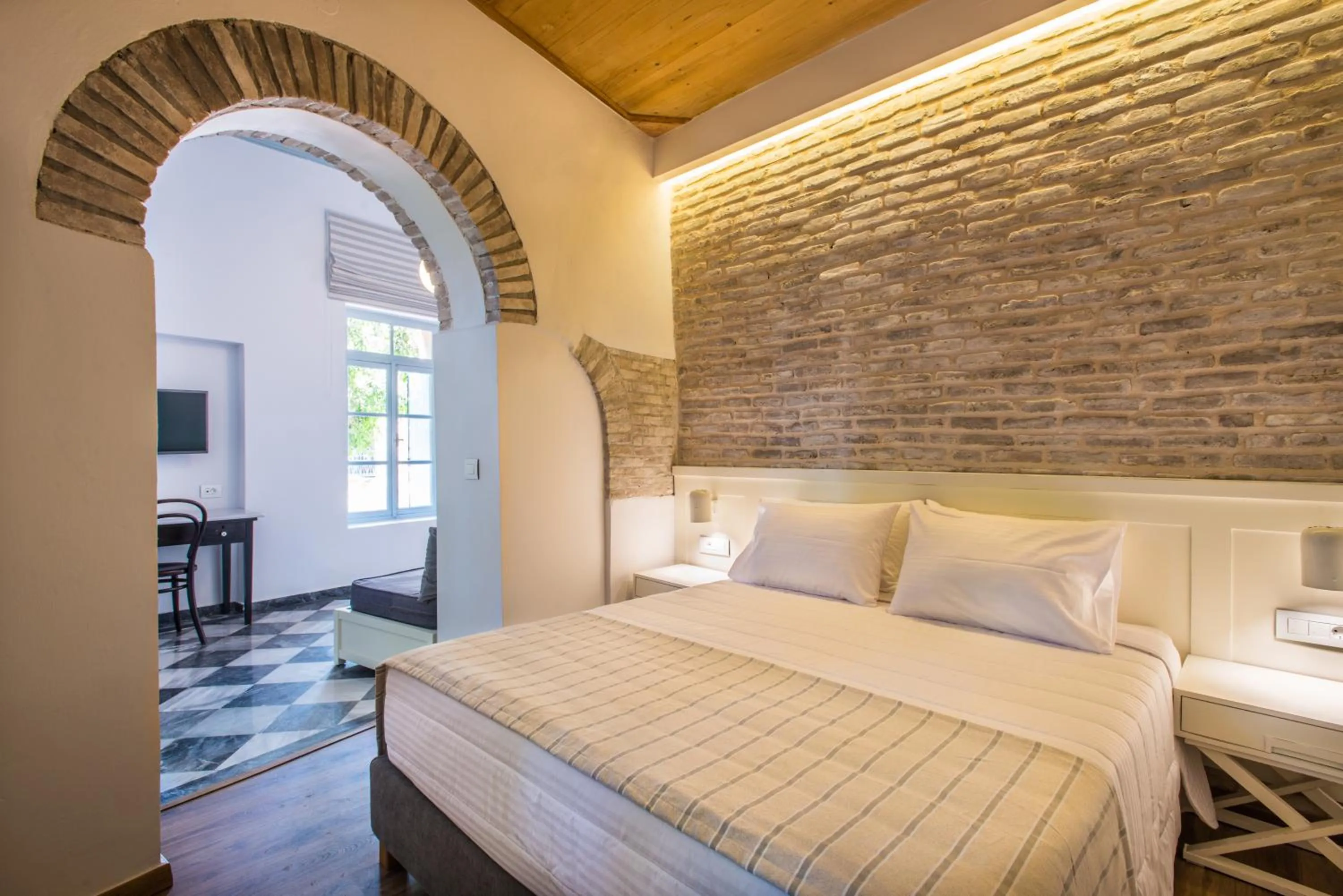 Day, Bed in Hotel Off