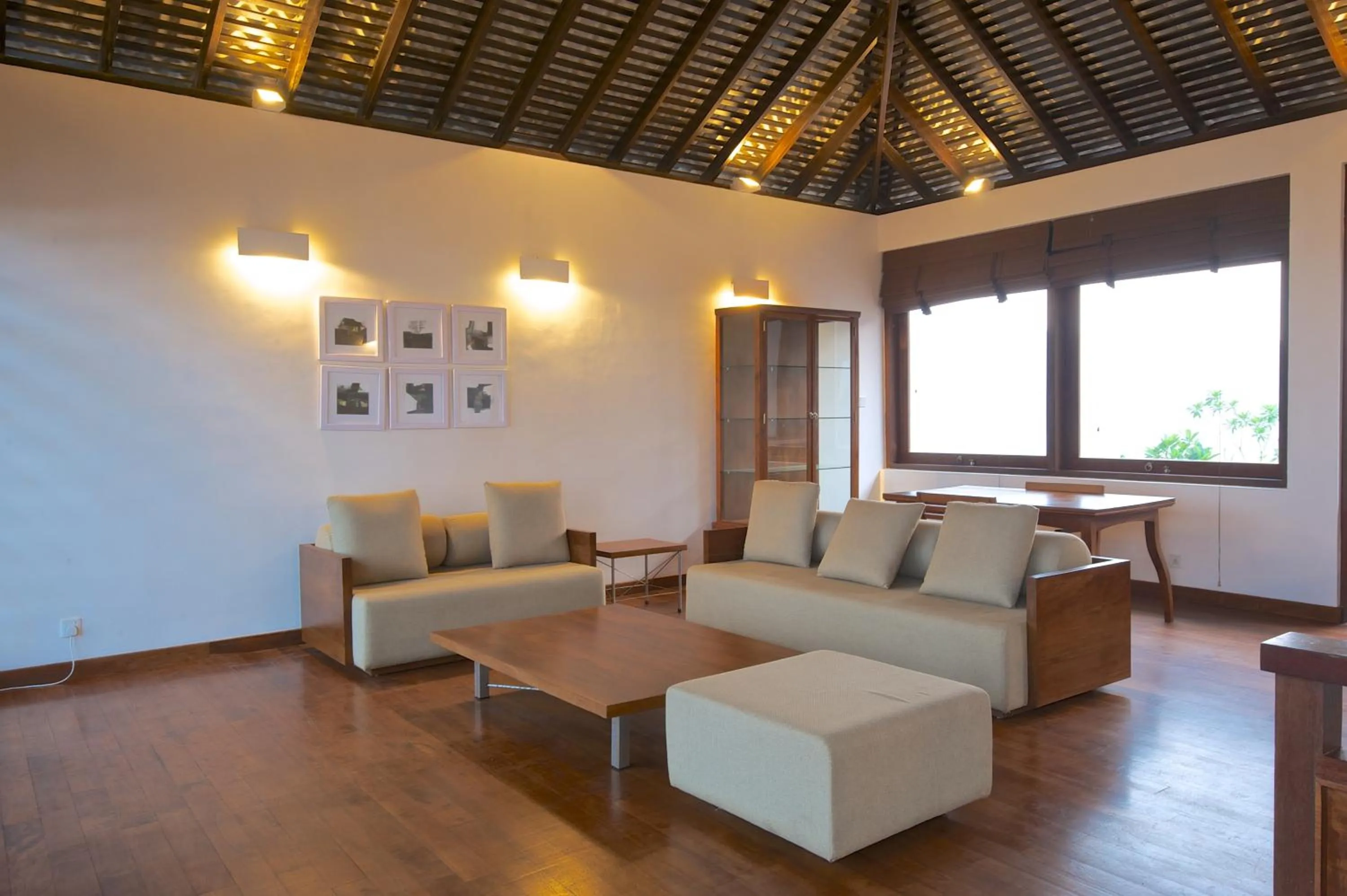 Communal lounge/ TV room in Jetwing Thalahena Villa