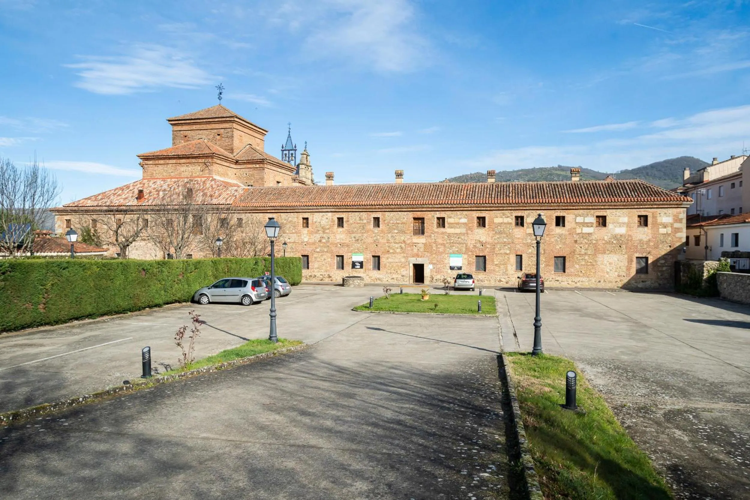 Parking in Hotel Valle del Ambroz