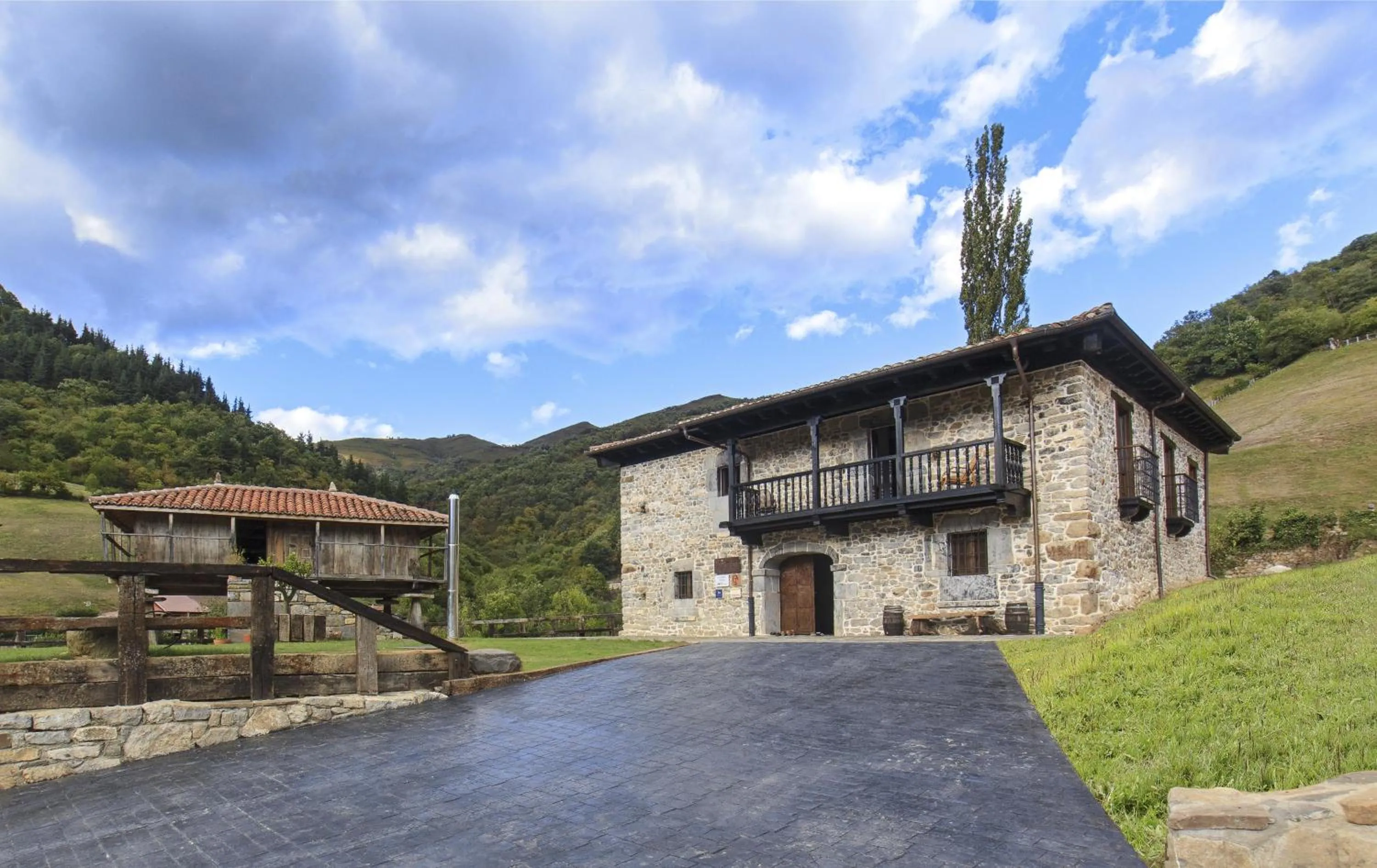 Property building in Casona de El Castañíu