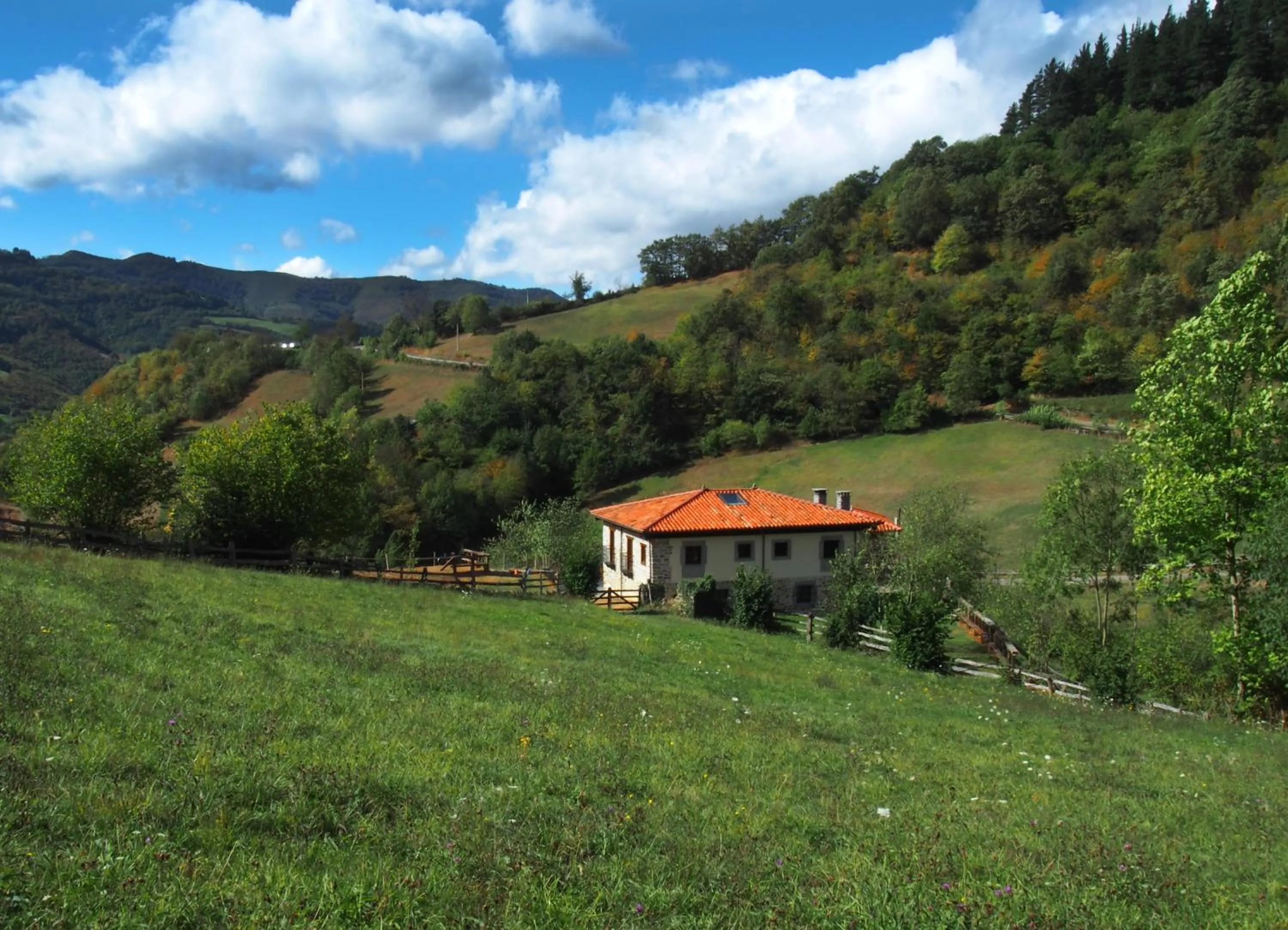 Property building in Casona de El Castañíu