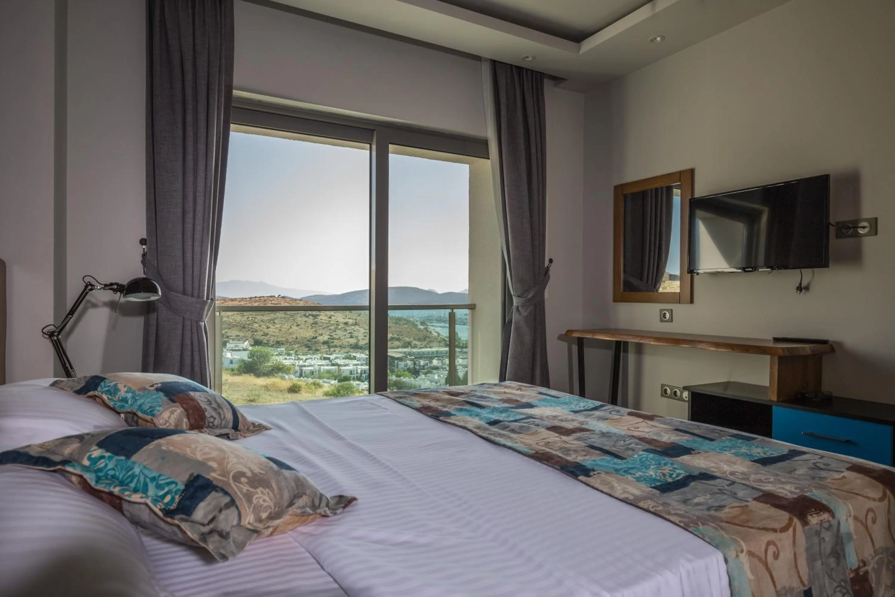 Bed in Degirmenburnu Residence