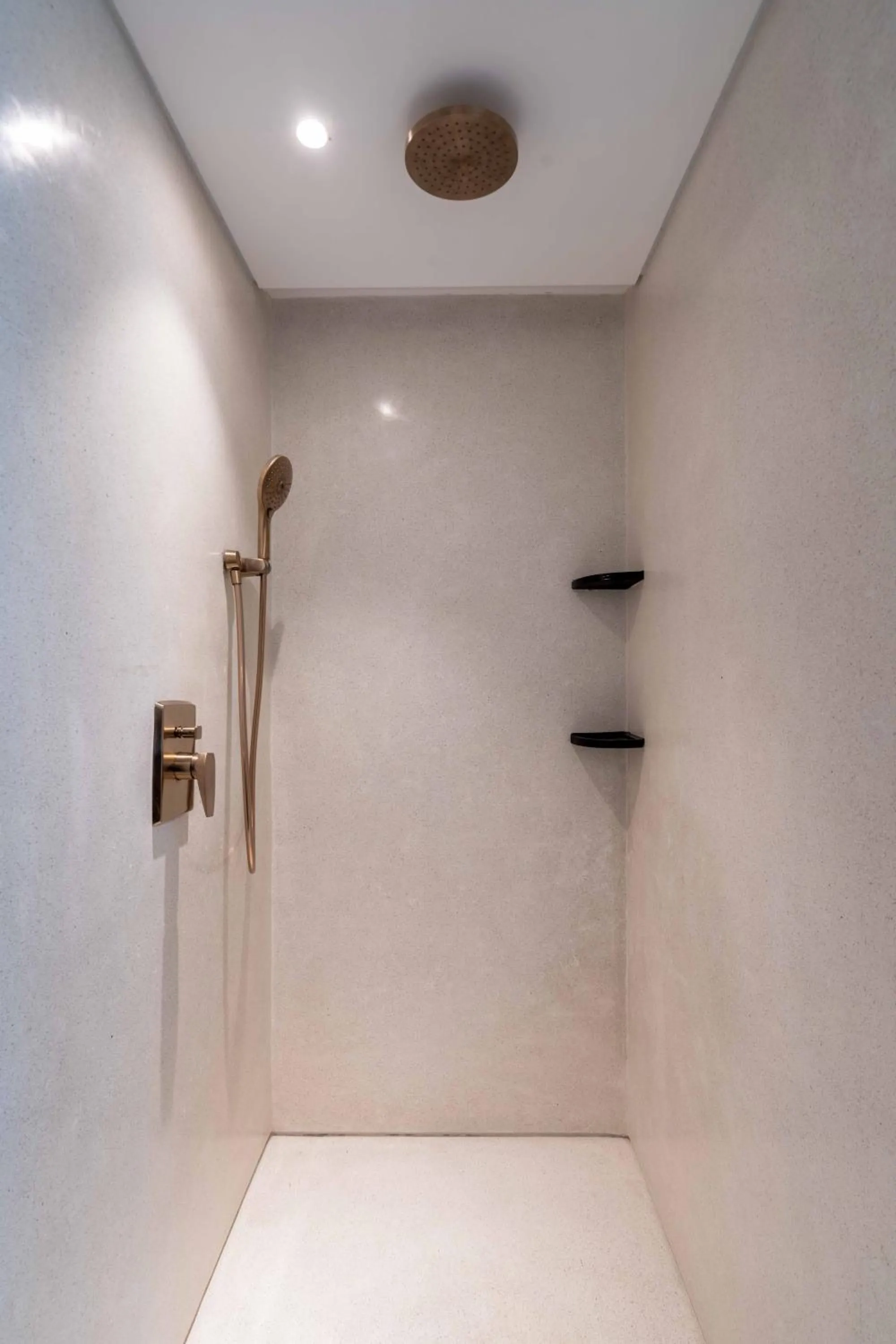 Shower in Hôtel de Soie