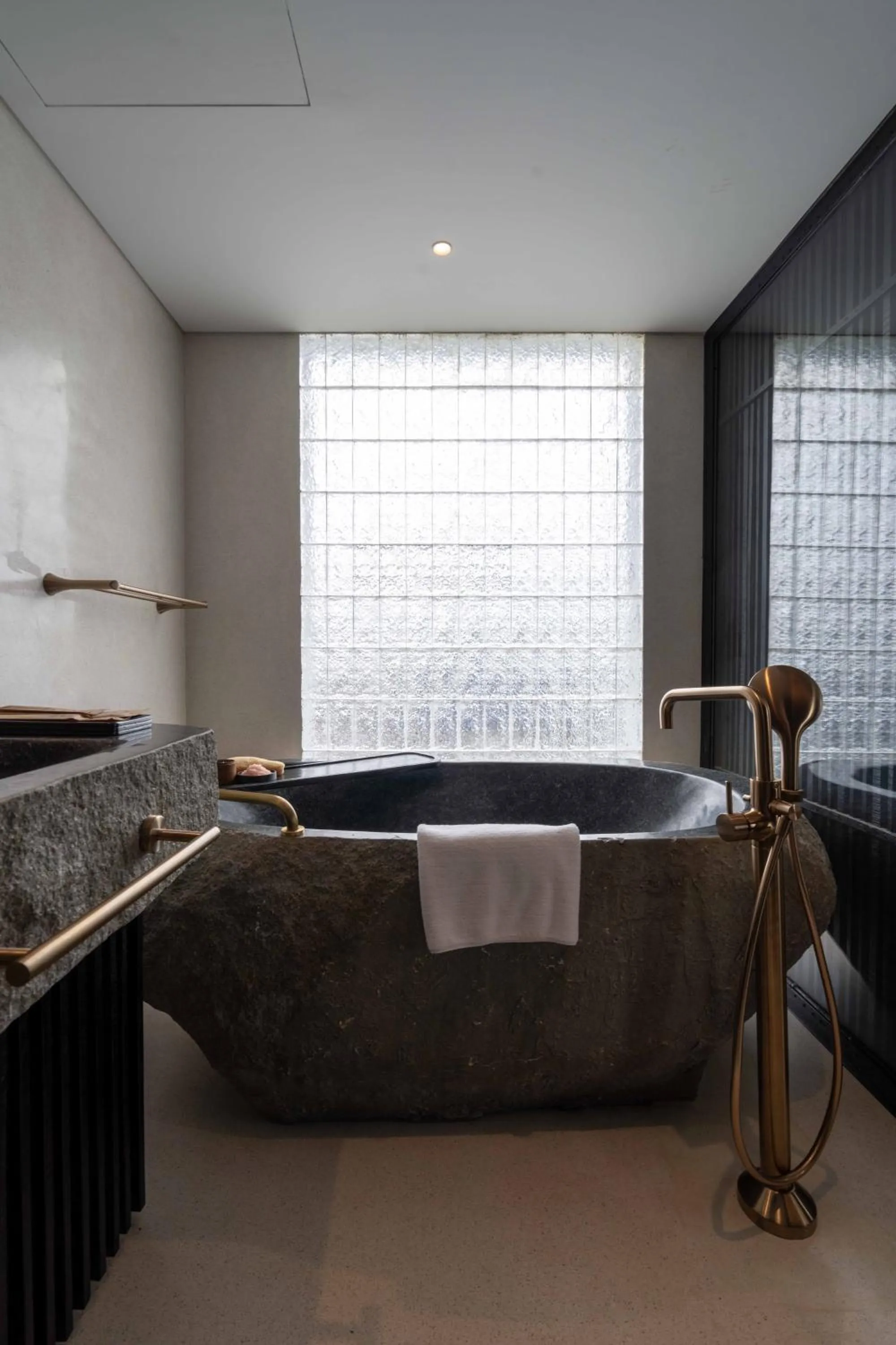 Shower in Hôtel de Soie