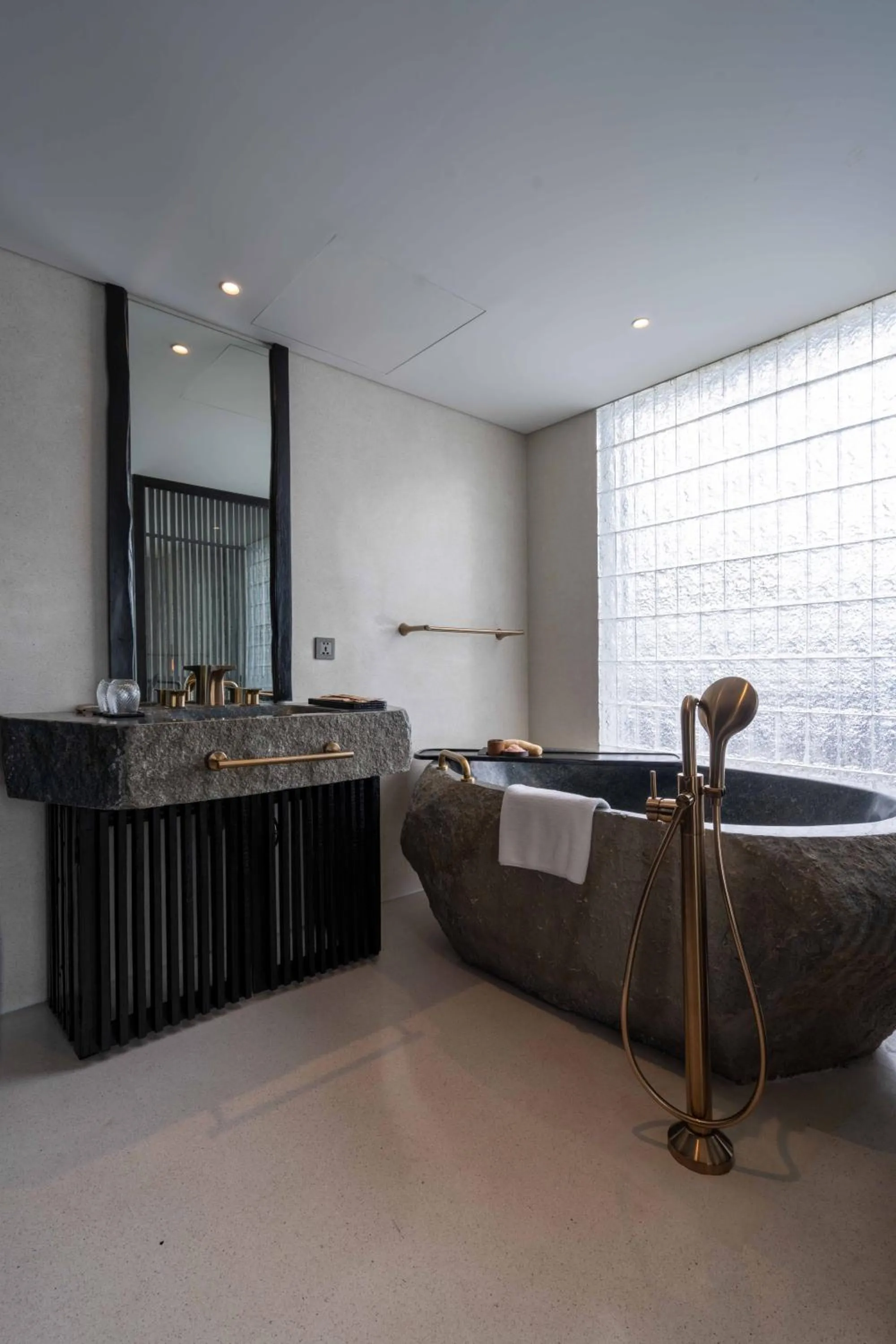 Shower in Hôtel de Soie