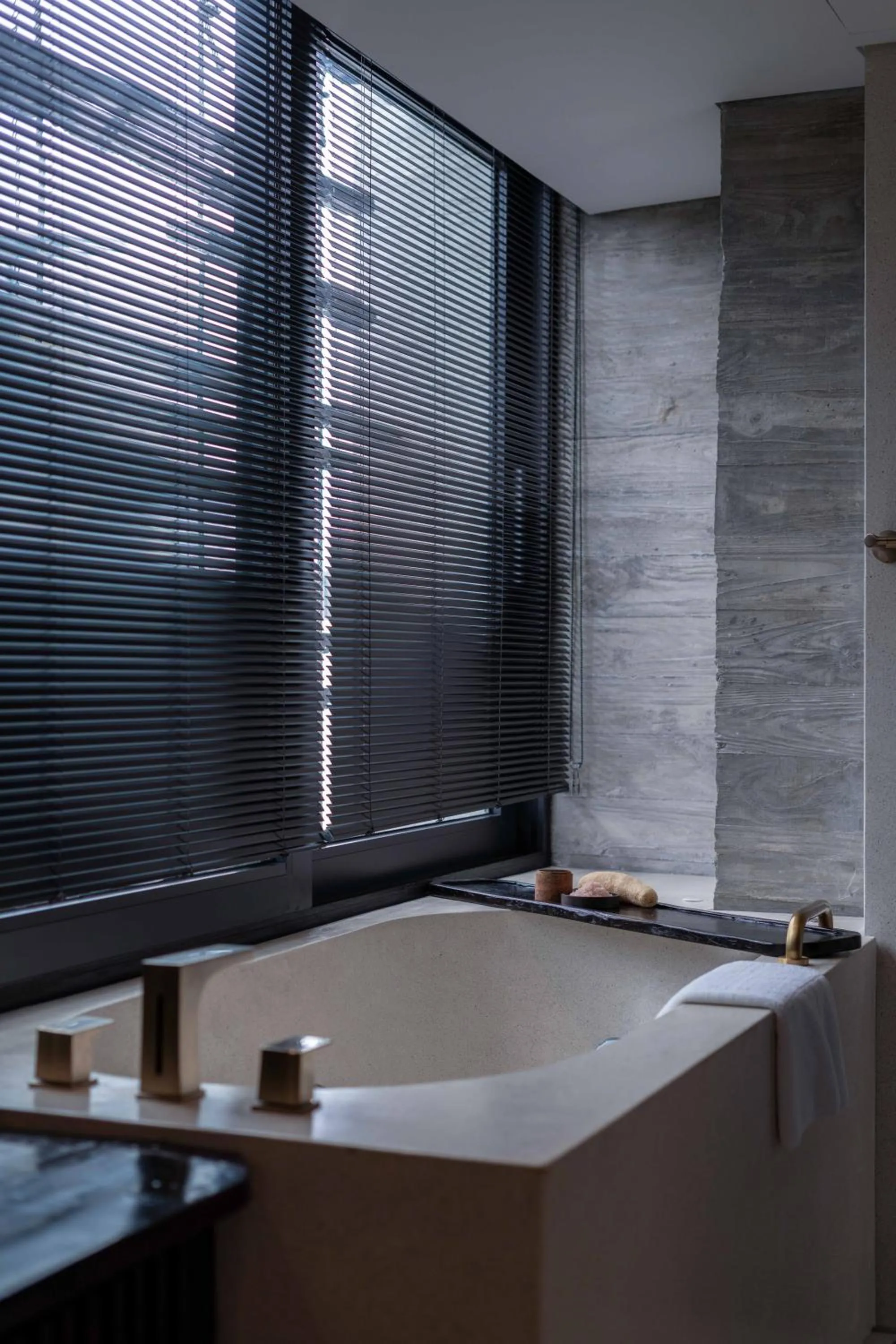 Shower in Hôtel de Soie