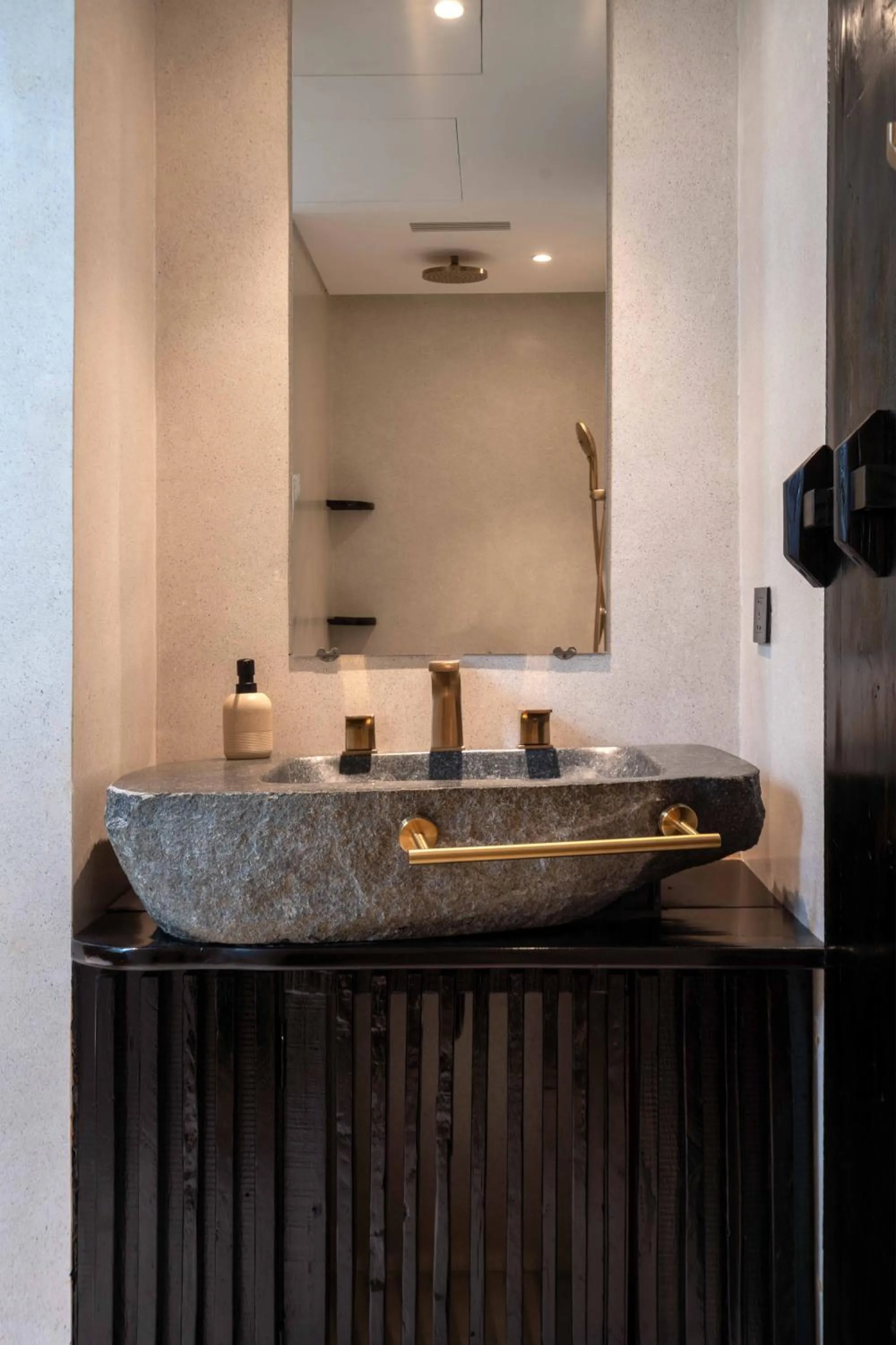 Shower in Hôtel de Soie