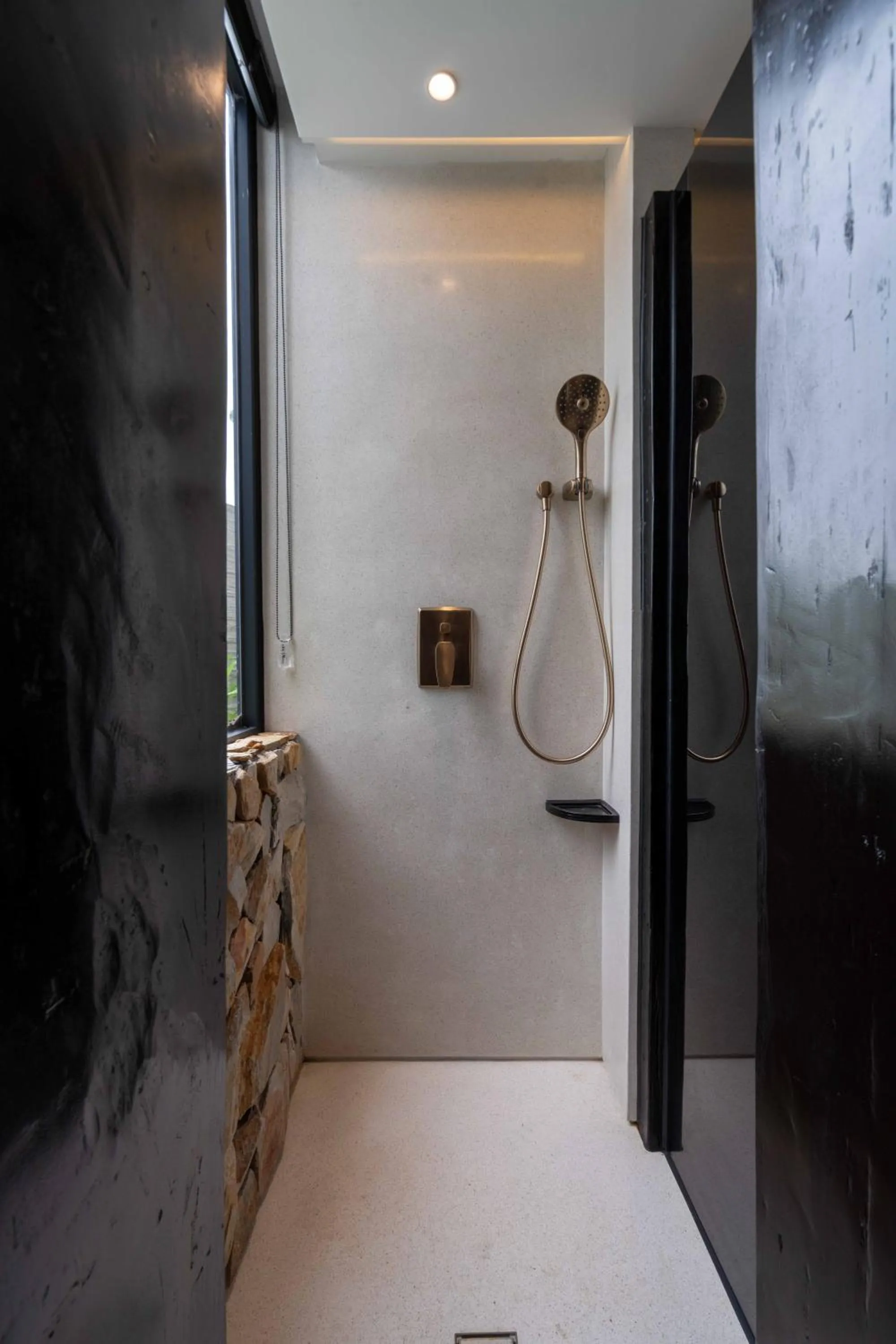 Shower in Hôtel de Soie