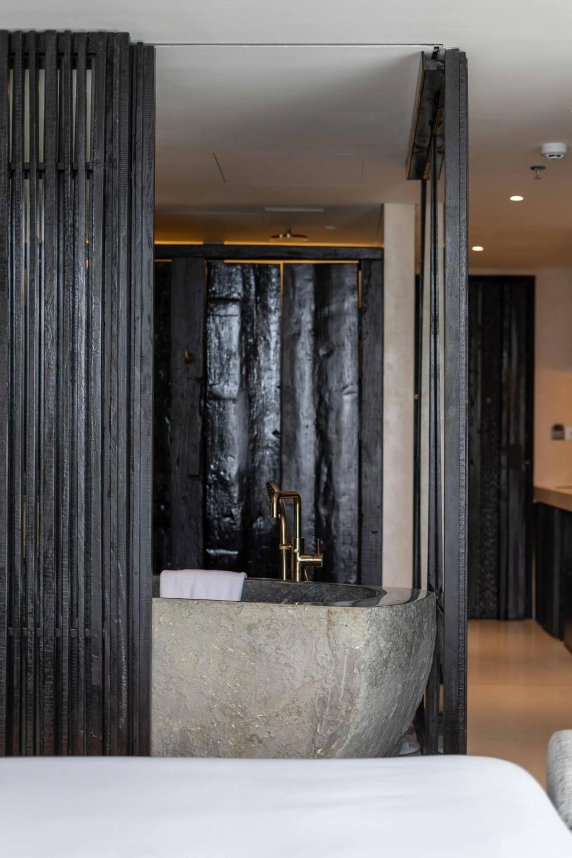 Bath, Bed in Hôtel de Soie