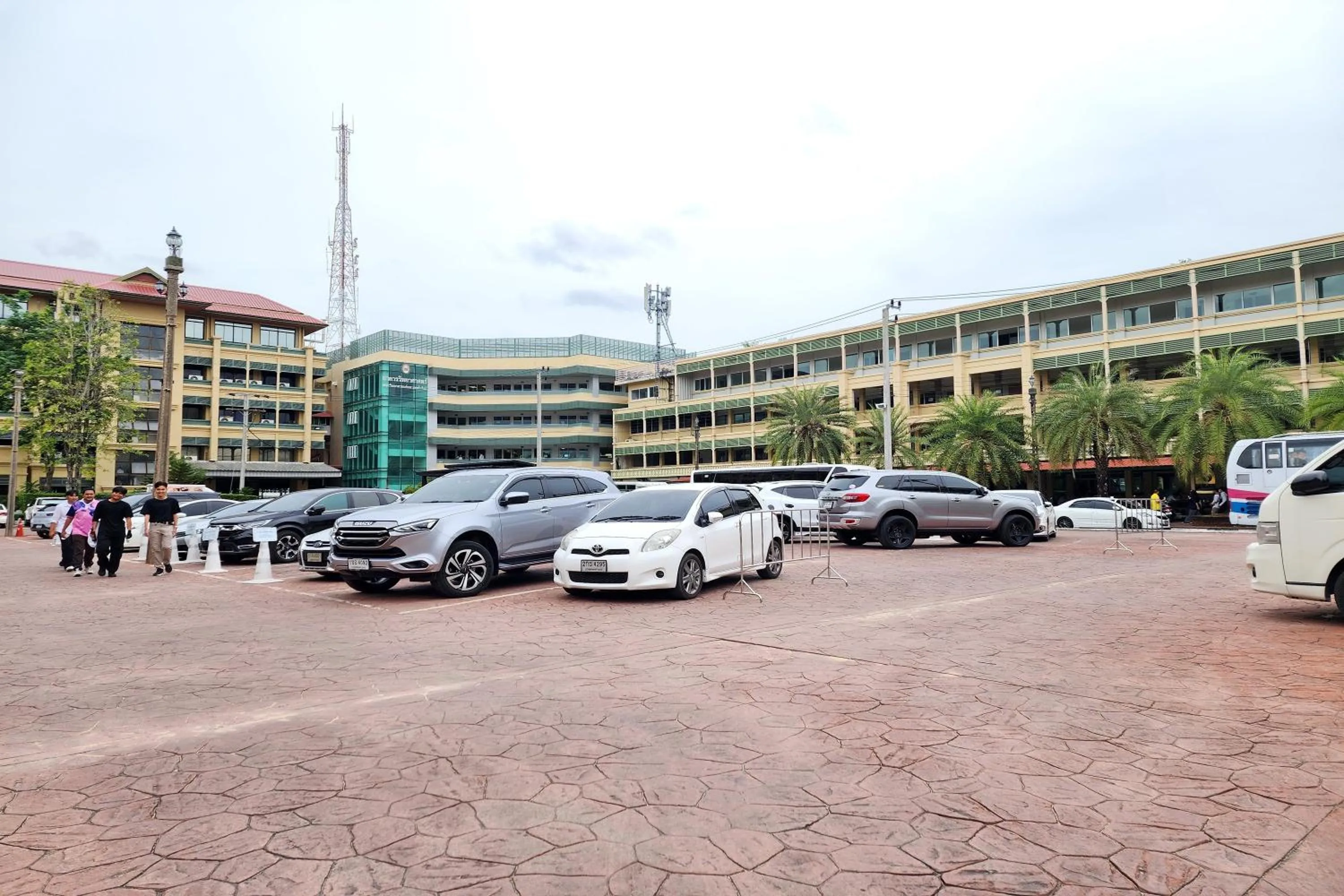 Parking in Suan Sunandha Palace Hotel