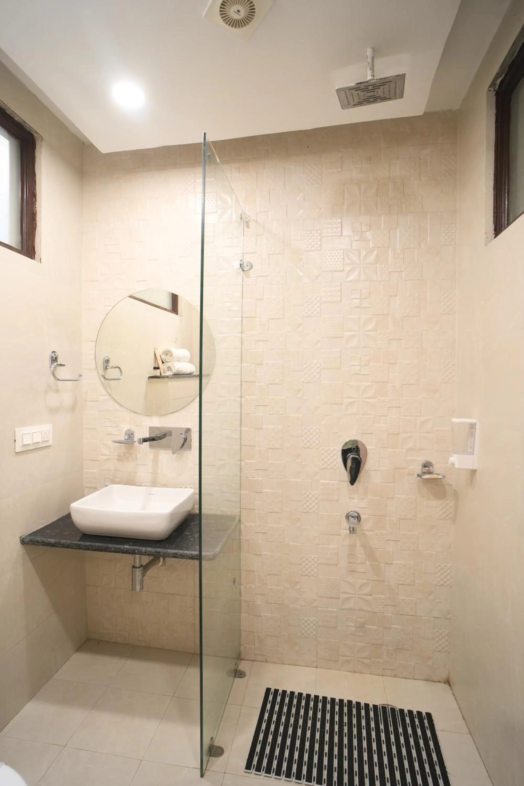 Shower in Nuri's Nest And Notch