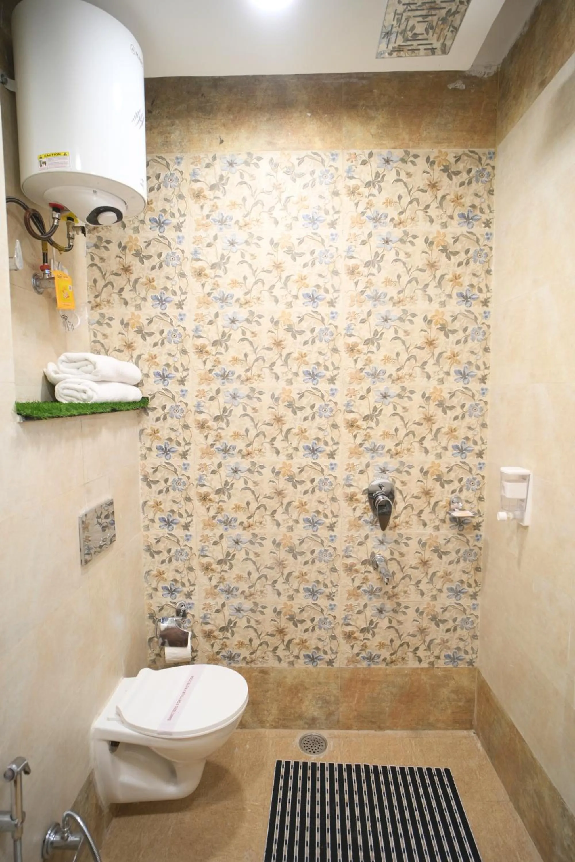 Shower in Nuri's Nest And Notch