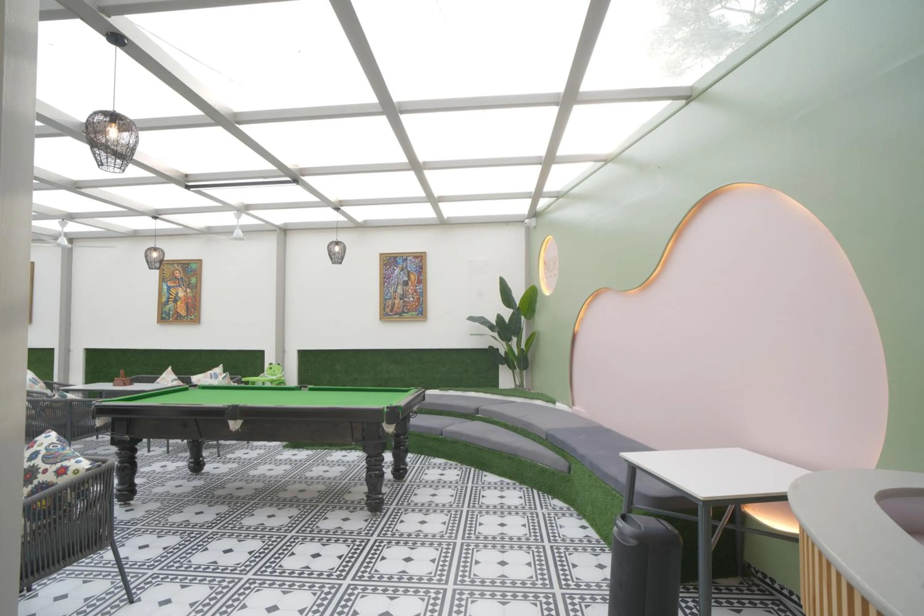 Billiard in Nuri's Nest And Notch